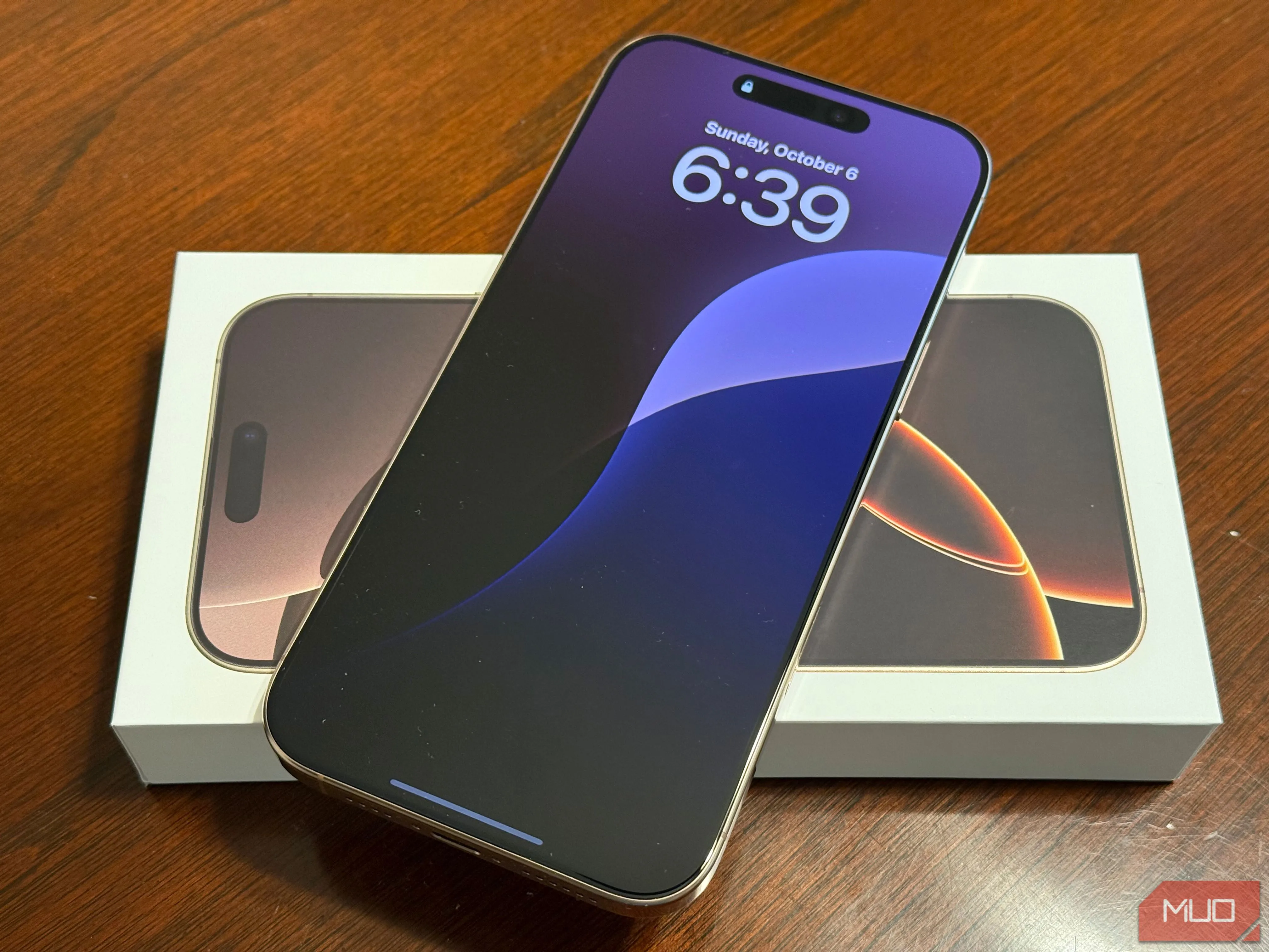 Màn hình iPhone 16 Pro Max với hình nền công nghệ, minh họa cho trải nghiệm Apple Intelligence trên thiết bị di động