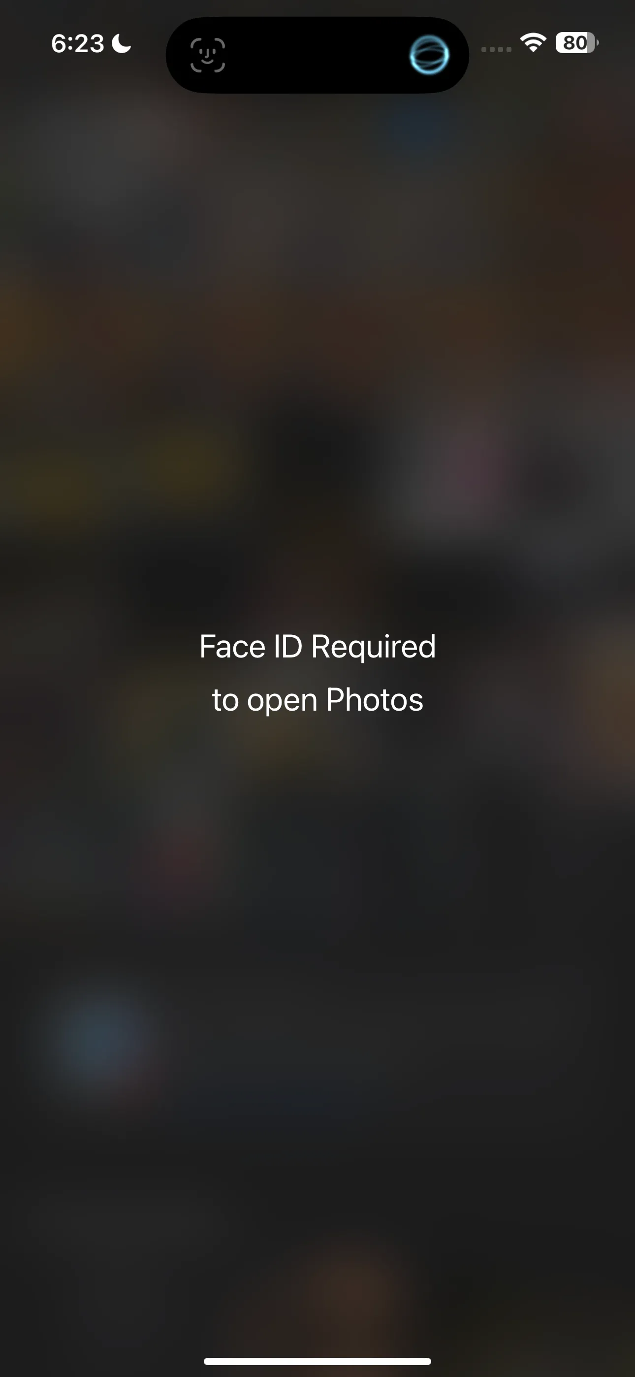 Màn hình iPhone yêu cầu Face ID để mở ứng dụng Ảnh