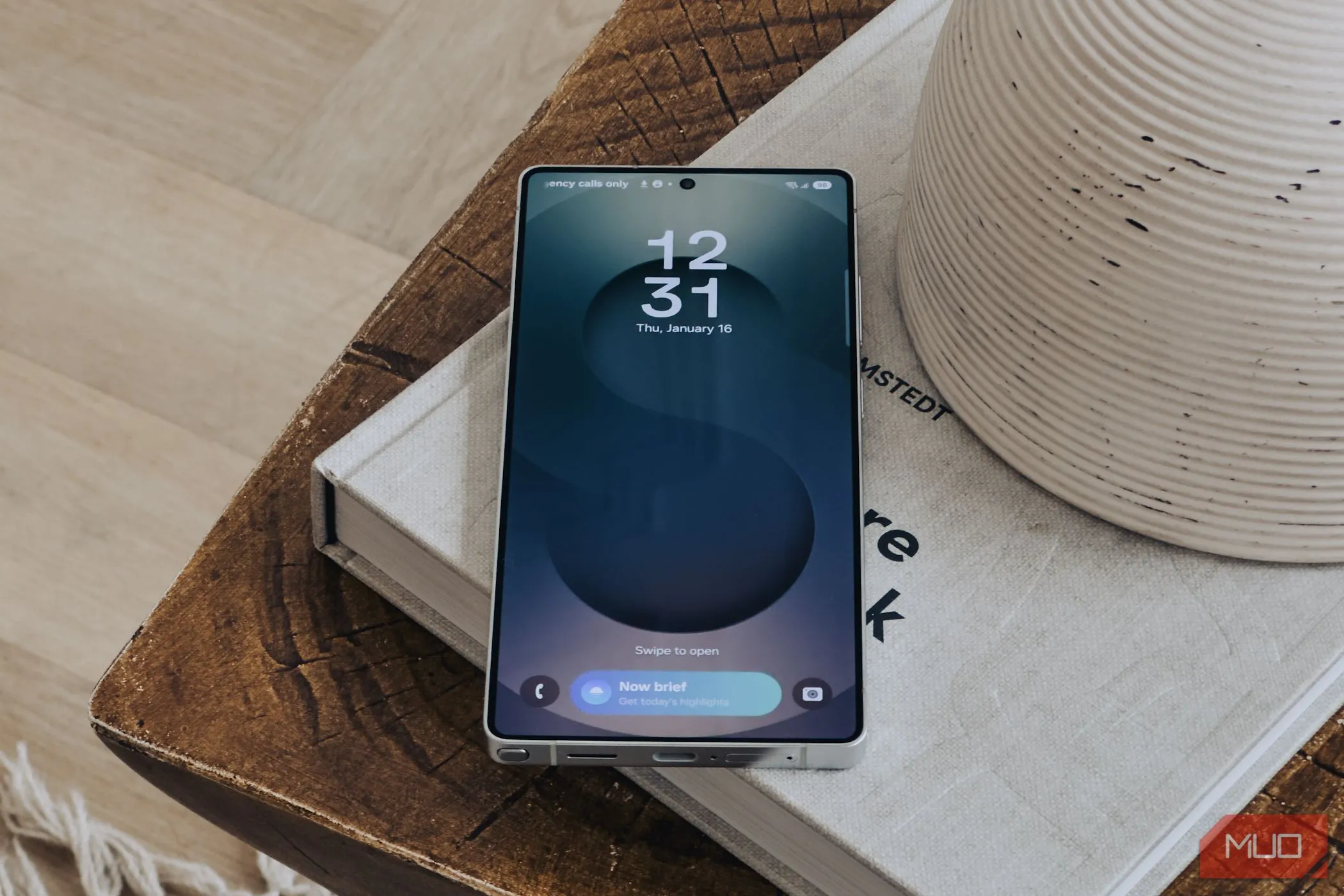 Màn hình khóa của Samsung Galaxy S25 Ultra hiển thị Daily Brief, cho thấy giao diện người dùng và khả năng hiểu ngôn ngữ tự nhiên của Galaxy AI.