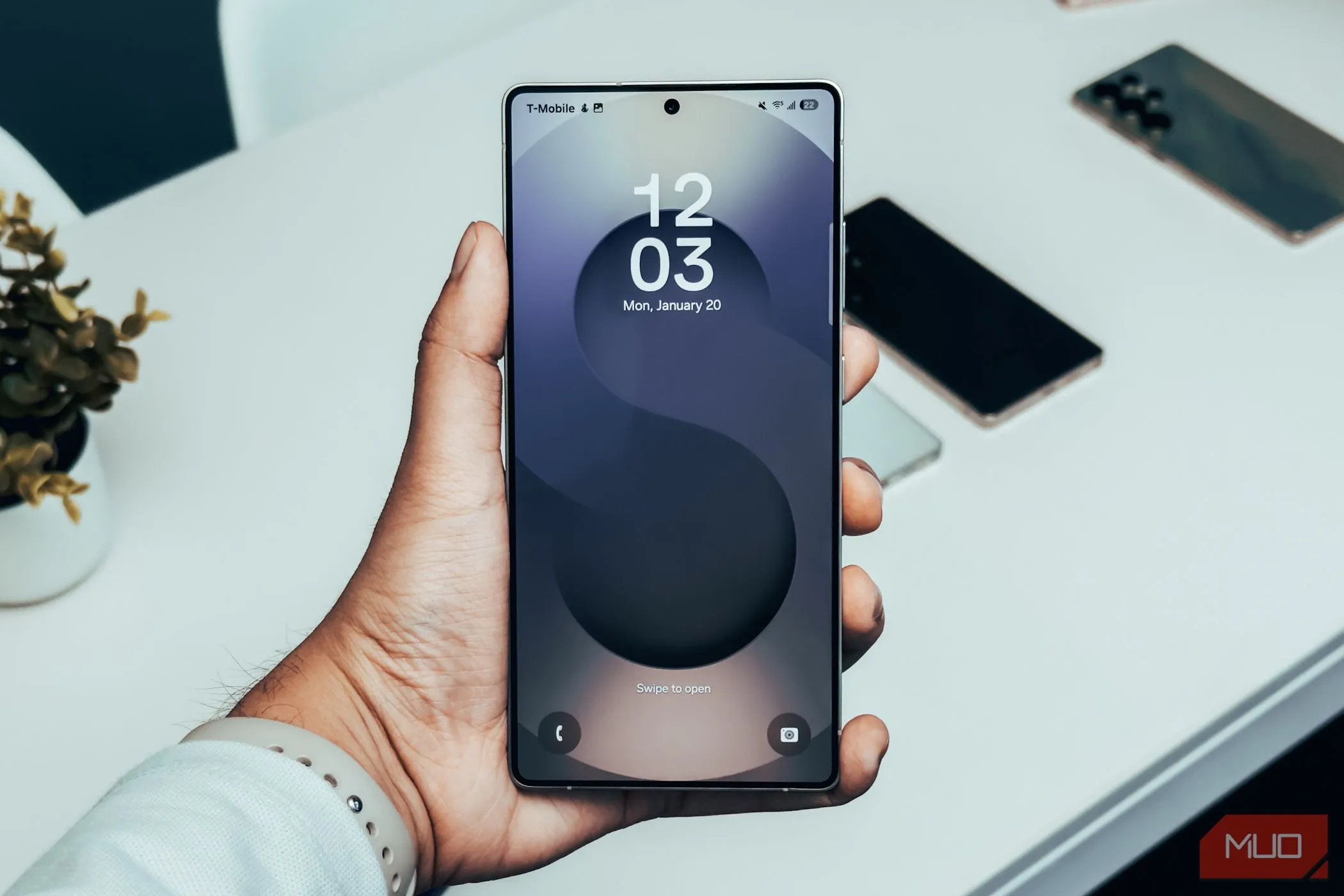 Màn hình khóa Samsung Galaxy S25 Ultra hiển thị trong tay người dùng