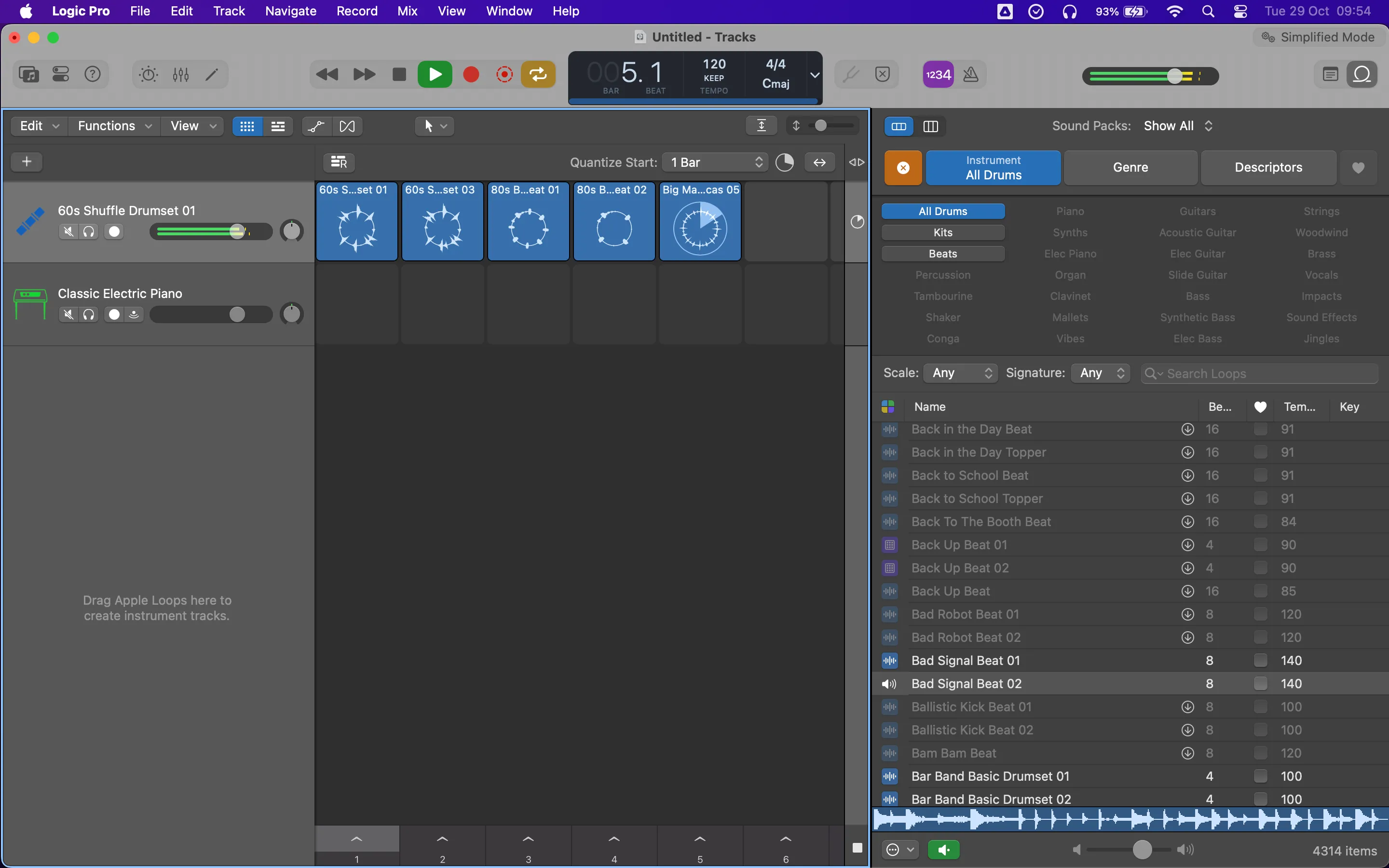 Màn hình máy Mac hiển thị giao diện Logic Pro với các track âm thanh, nhạc cụ ảo, minh họa quá trình sản xuất âm nhạc.
