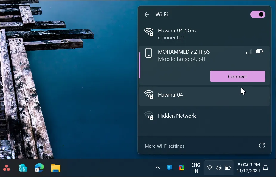 Màn hình nền Windows 11 hiển thị bảng cài đặt nhanh và các tùy chọn mạng
