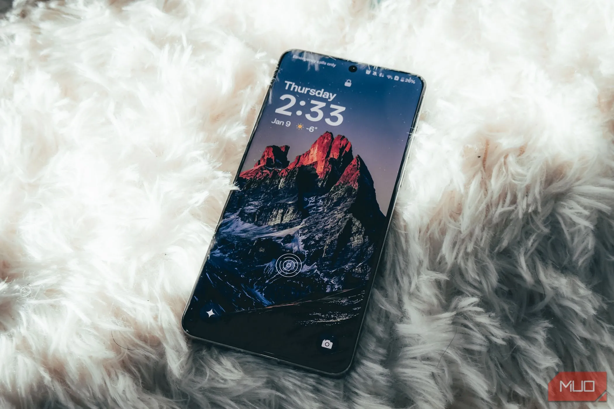 Màn hình OnePlus 13 đang bật, đặt nghiêng trên thảm, thể hiện khả năng hiển thị.