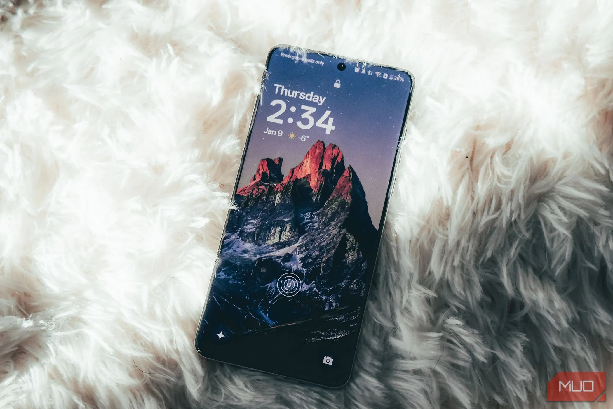 Màn hình OnePlus 13 đang hiển thị nội dung trên nền thảm trắng.