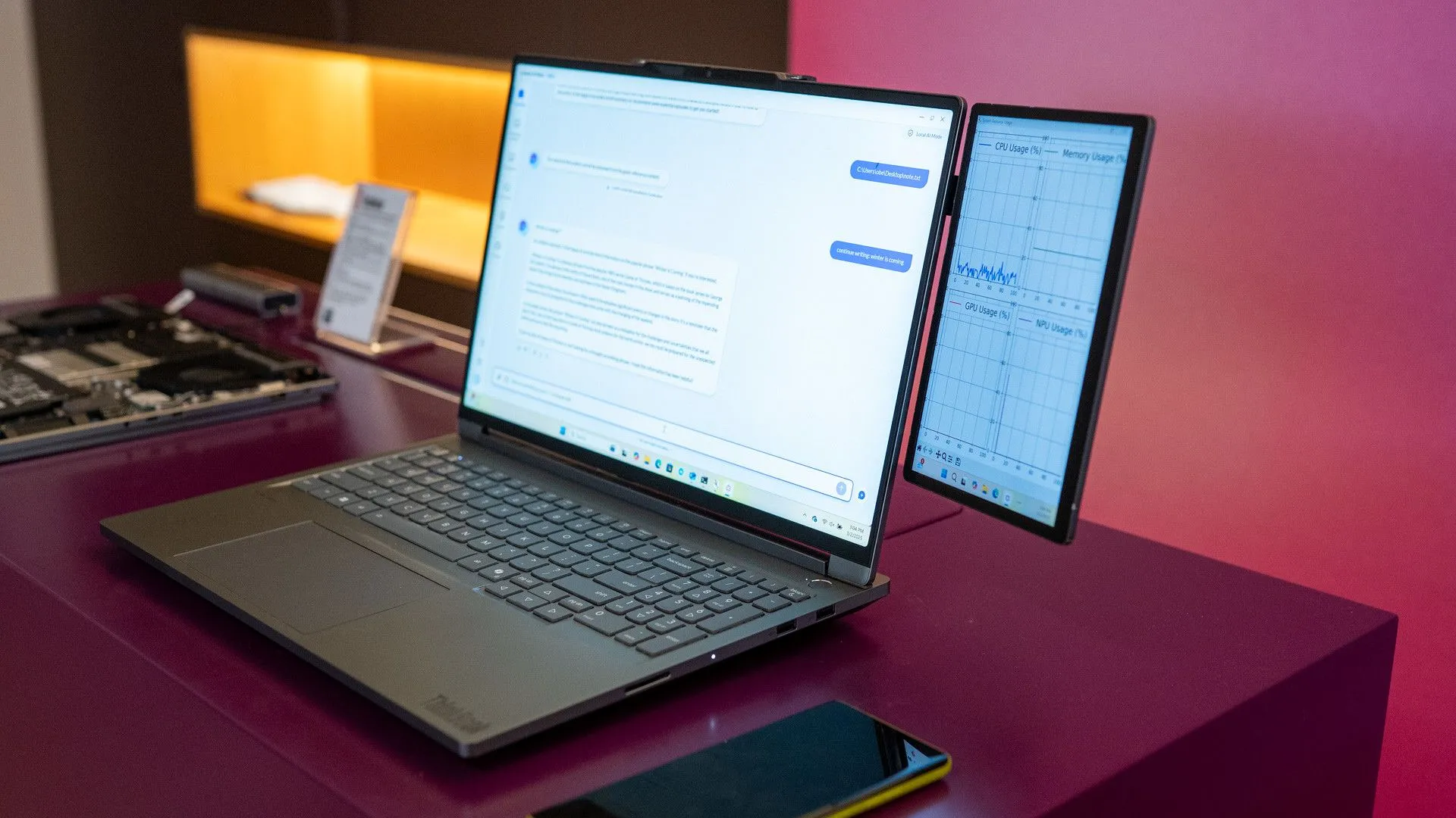 Màn hình phụ Lenovo Magic Bay kết nối với laptop qua cổng USB-C, minh họa tính năng điện thoại Samsung làm màn hình thứ hai.