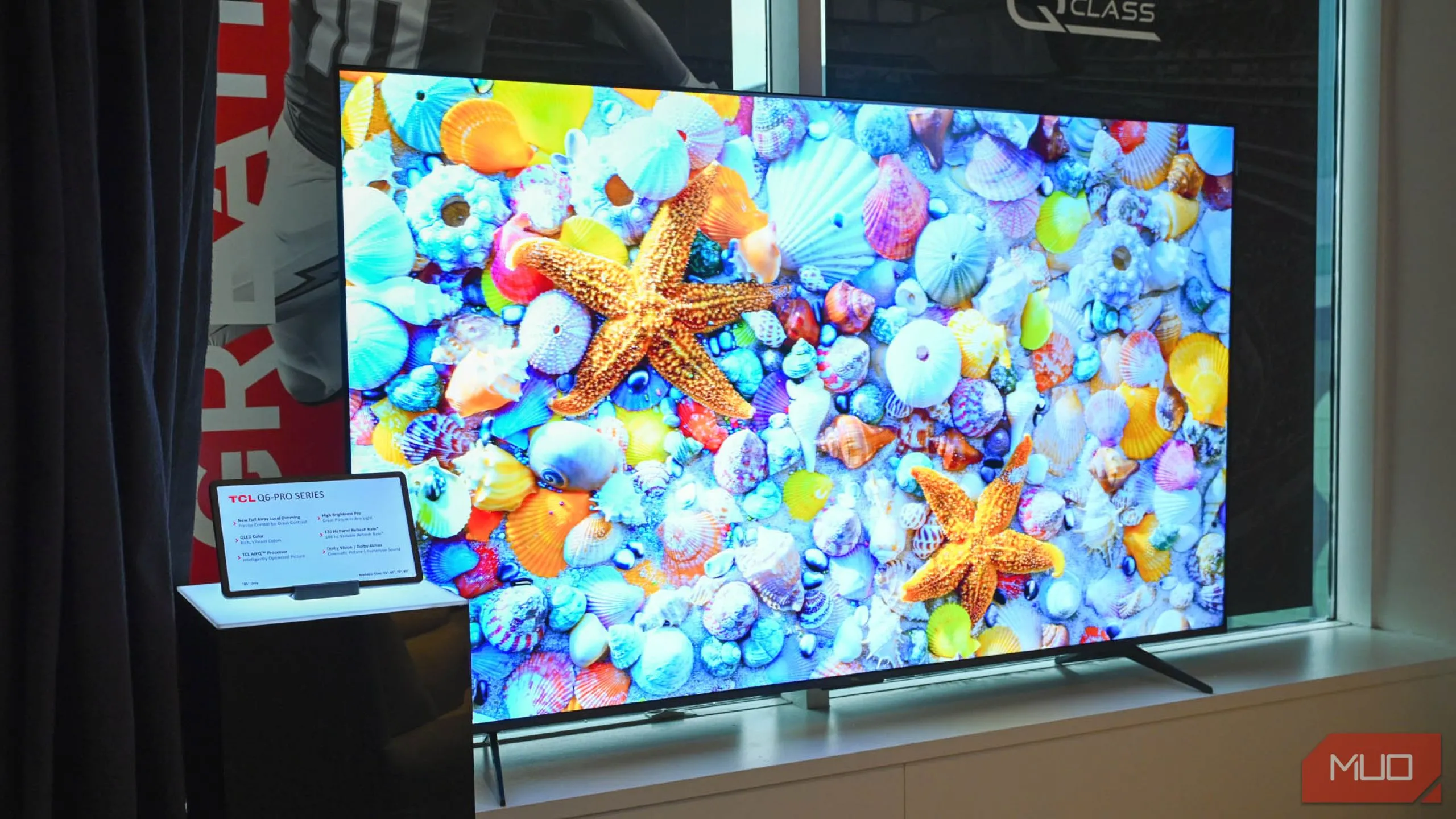 Màn hình TV TCL trưng bày tại triển lãm công nghệ, minh họa thách thức cập nhật phần mềm của Smart TV