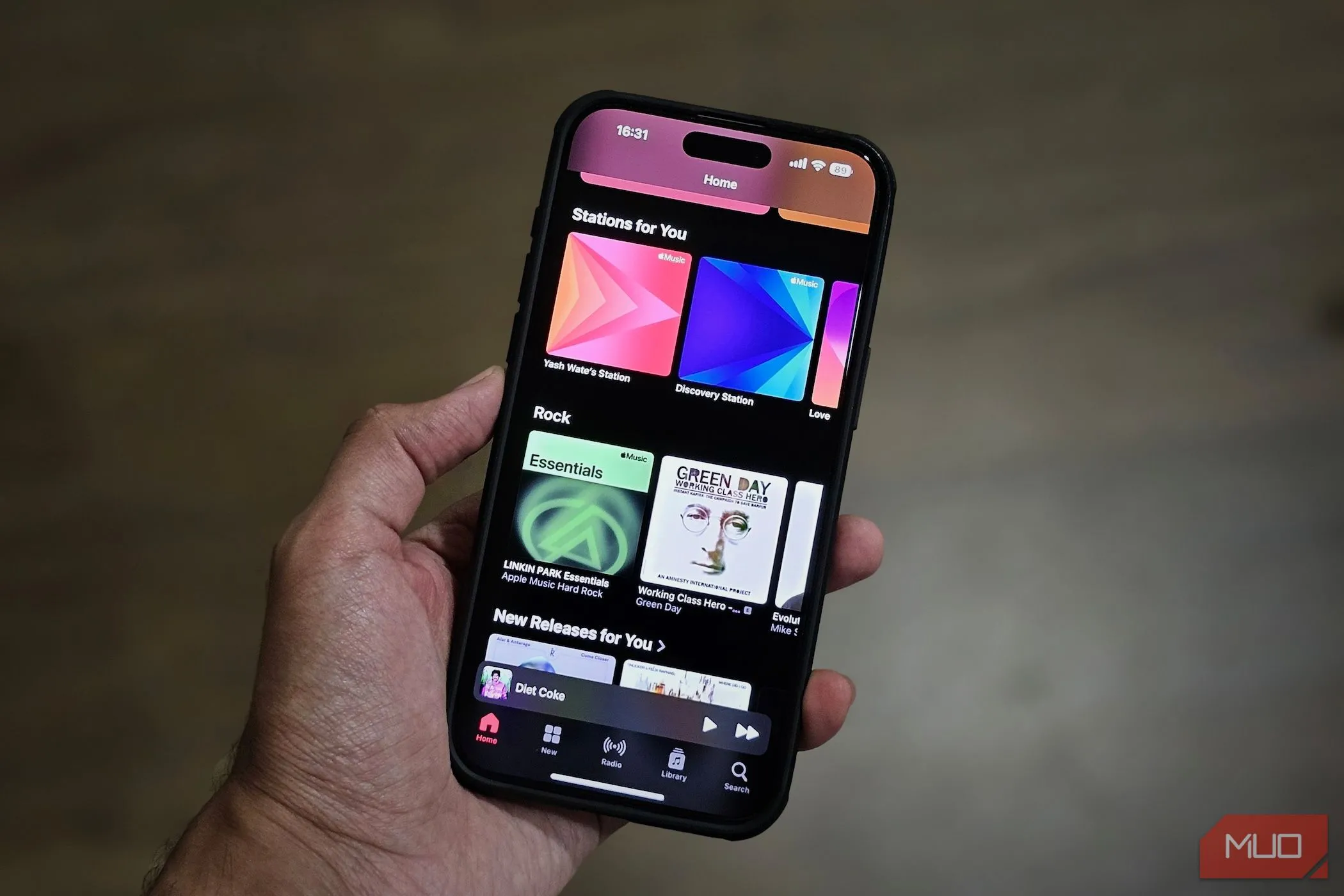 Màn hình ứng dụng Apple Music trên iPhone với giao diện chính