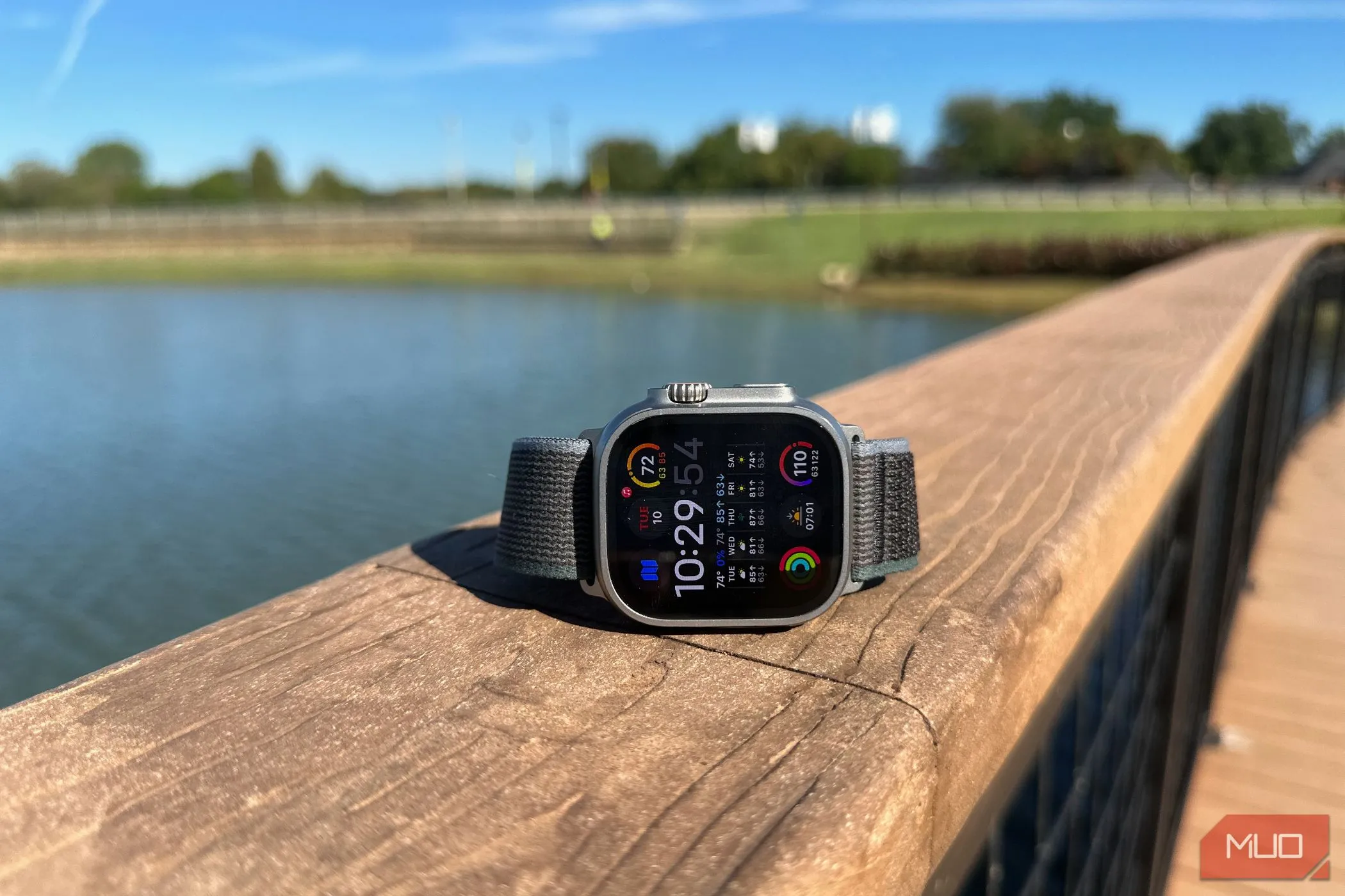 Mặt bên của Apple Watch Ultra 2, hiển thị thiết kế chắc chắn và màn hình siêu sáng.