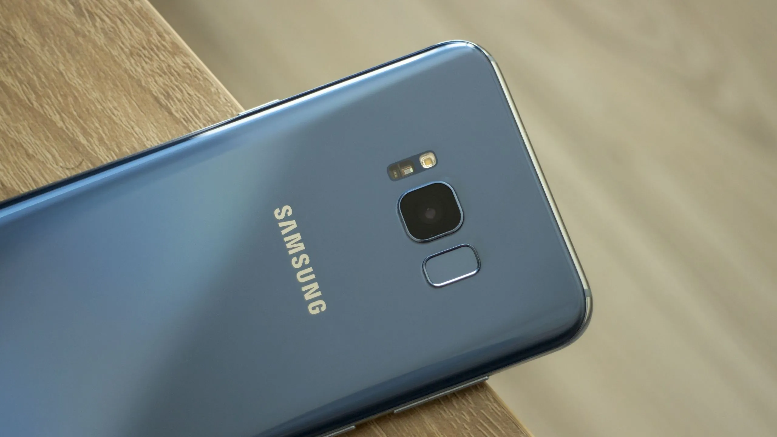 Mặt lưng điện thoại Samsung Galaxy S8 Plus hiển thị cảm biến nhịp tim gần cụm camera sau