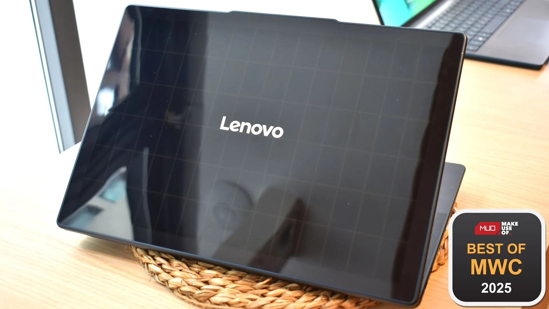 Mặt sau của laptop Lenovo Yoga Solar PC với tấm pin năng lượng mặt trời tại MWC 2025, nhận giải thưởng.