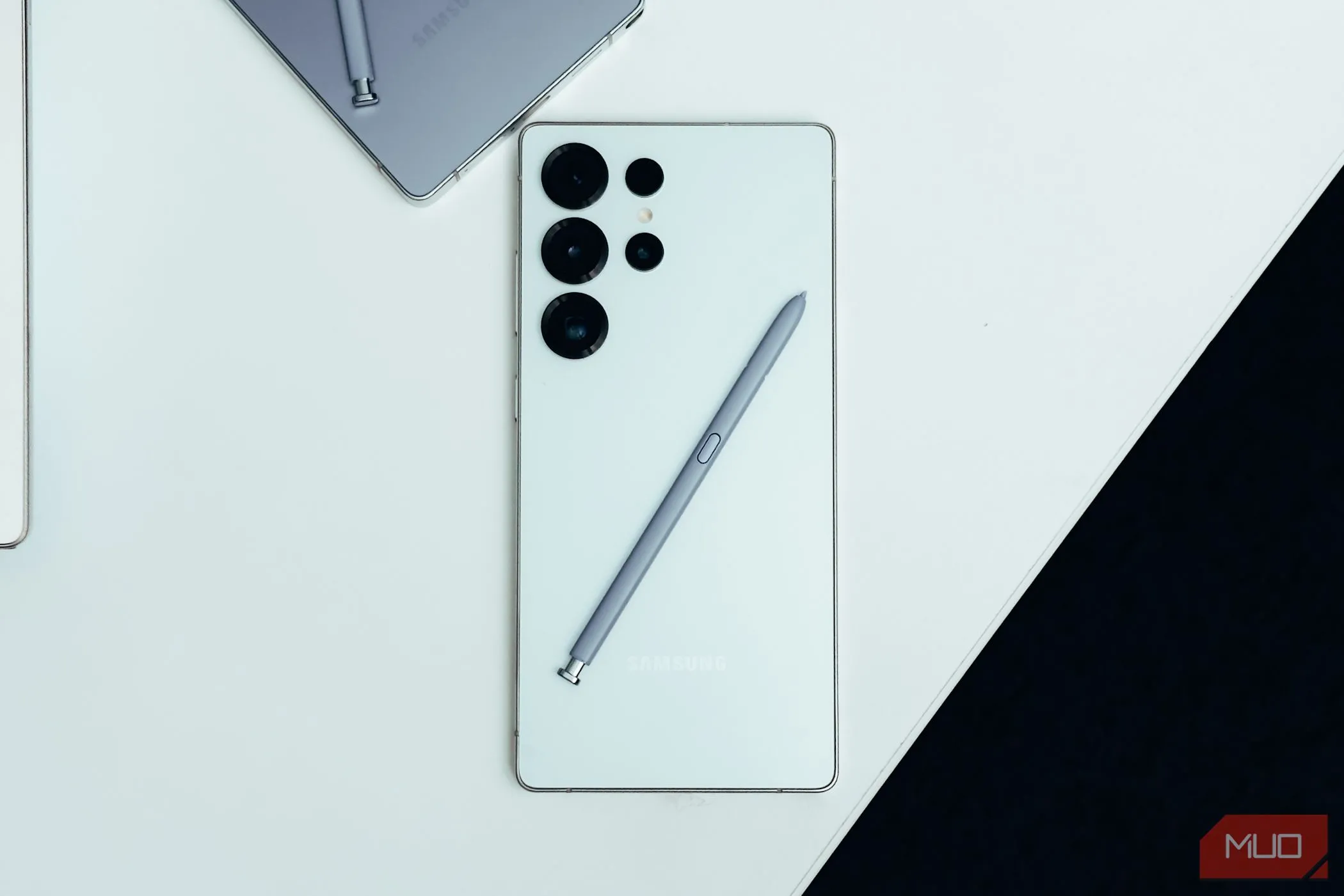 Mẫu Samsung Galaxy S25 Ultra màu trắng tinh tế đặt trên bàn, biểu tượng của dòng Ultra nhưng S Pen đã bị giảm tính năng đáng kể.