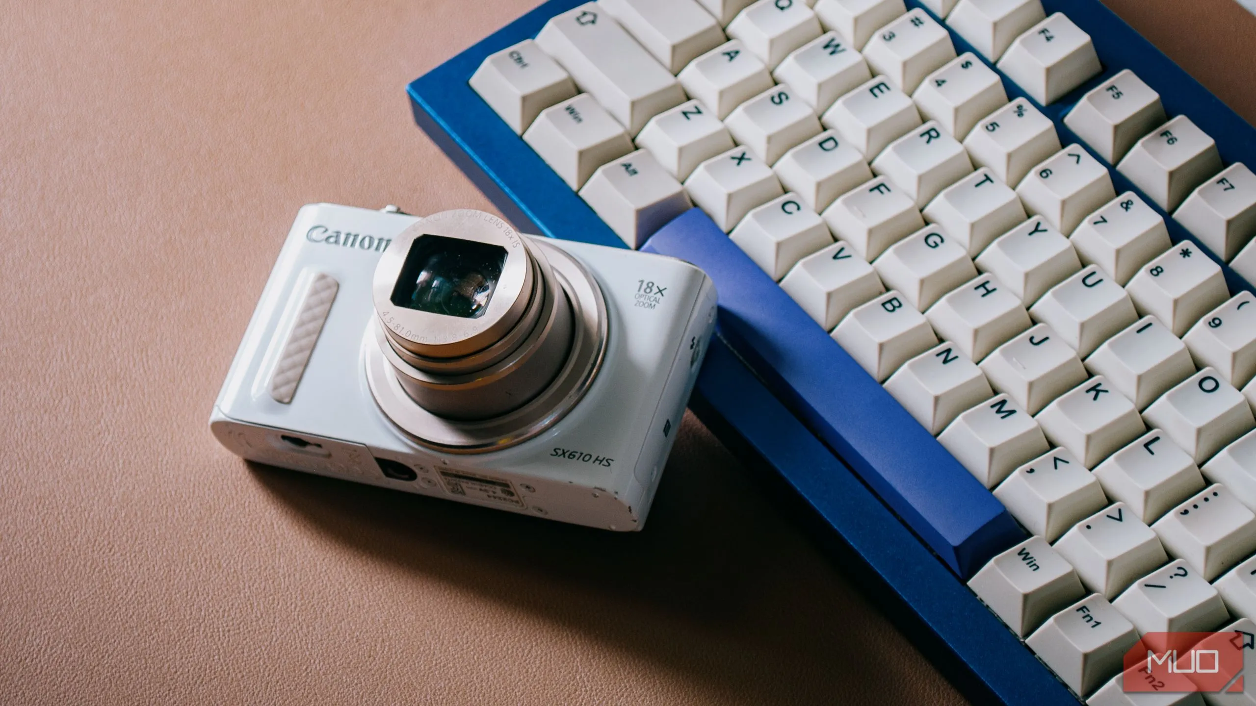 Máy ảnh digicam thò ống kính trên bàn phím