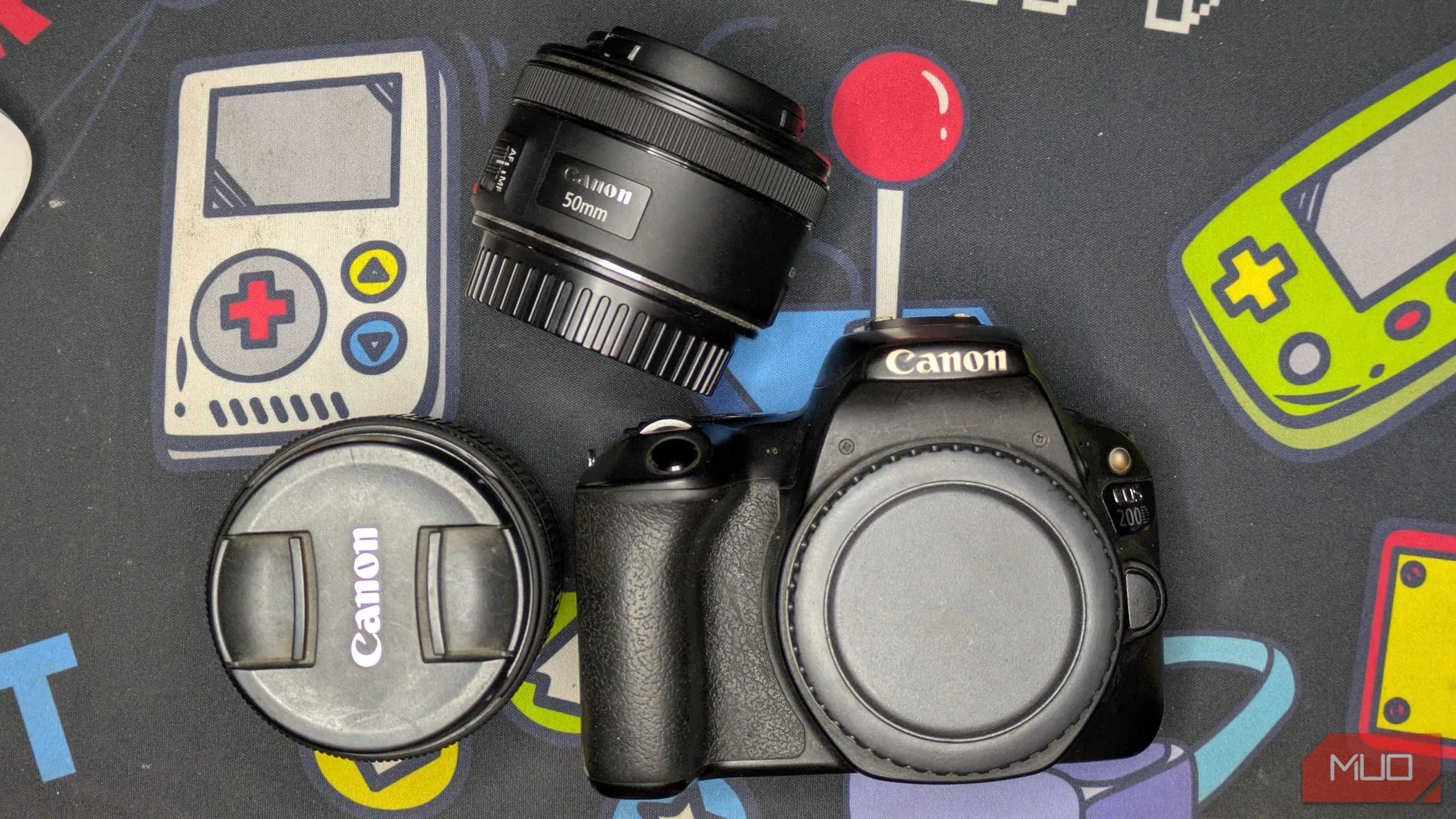 Máy ảnh DSLR Canon 200D kèm ống kính kit 18-55mm và ống kính prime 50mm, thể hiện khả năng nâng cấp và khám phá tiềm năng nhiếp ảnh