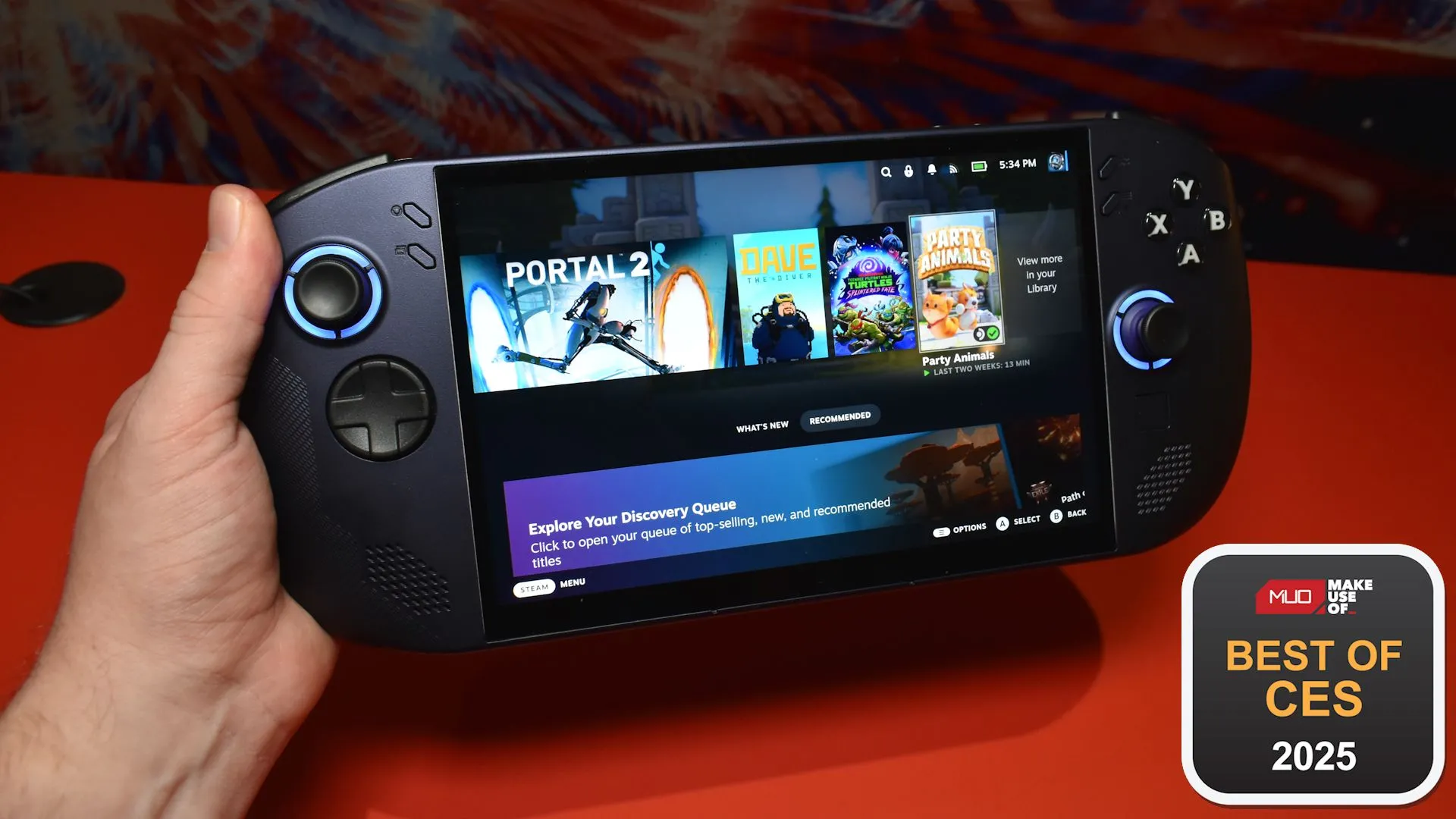 Máy chơi game cầm tay Lenovo Legion Go S màu đen nổi bật với màn hình hiển thị sống động, cầm trên tay, kèm huy hiệu giải thưởng tại CES 2025.