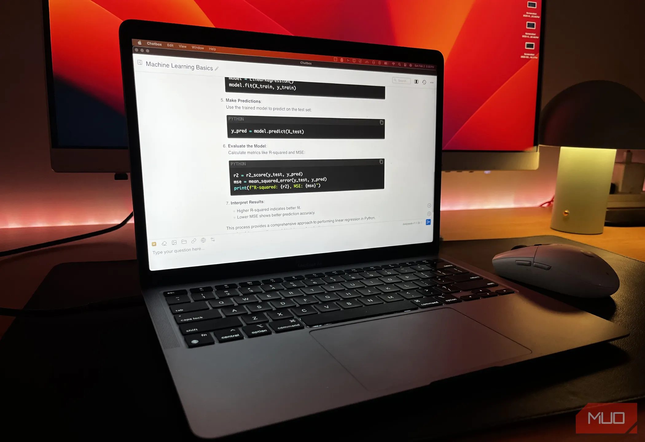 Máy tính MacBook chạy mô hình DeepSeek-R1 tại chỗ, minh họa yêu cầu tài nguyên của AI suy luận