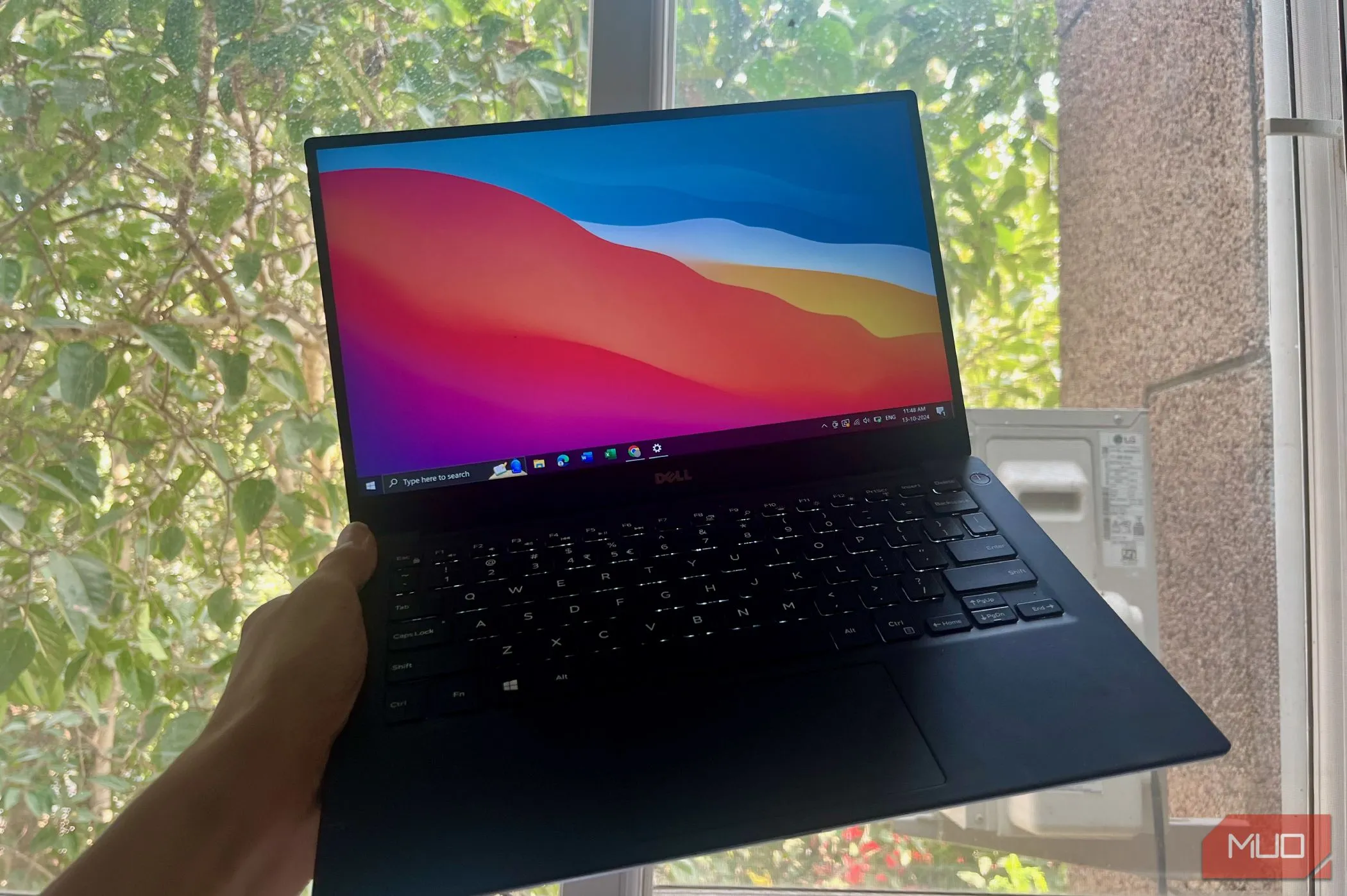 Máy tính xách tay Dell XPS 13 đang chạy hệ điều hành Windows 10
