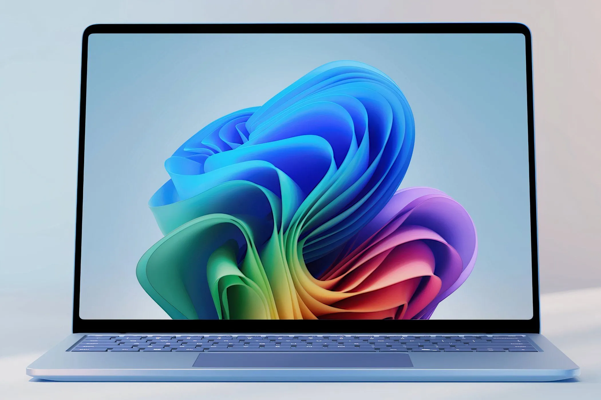 Microsoft Surface Laptop 7th Edition màu bạch kim mở ra, thể hiện thiết kế cao cấp và màn hình 3:2