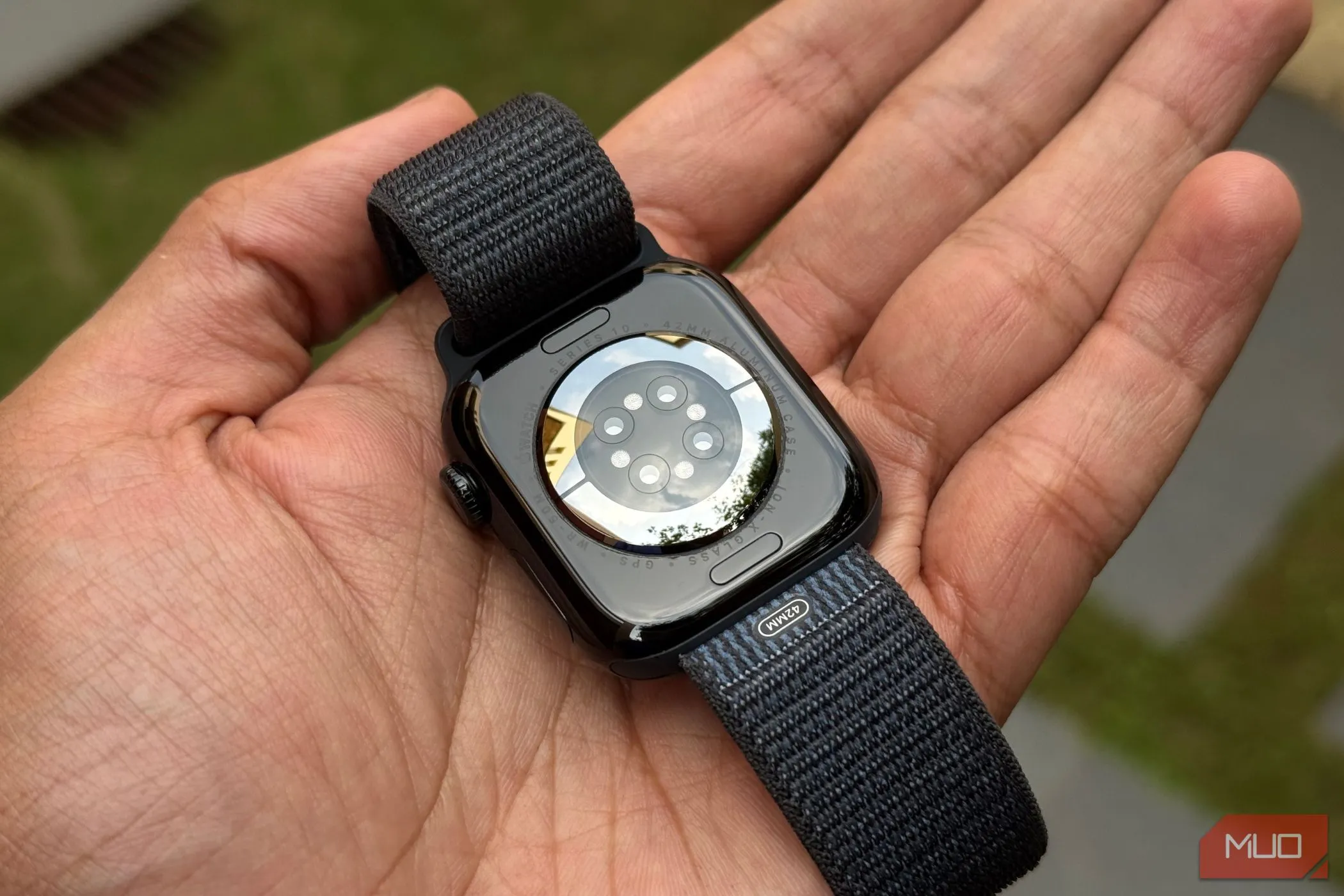 Mô-đun cảm biến sức khỏe trên mặt lưng Apple Watch Series 10