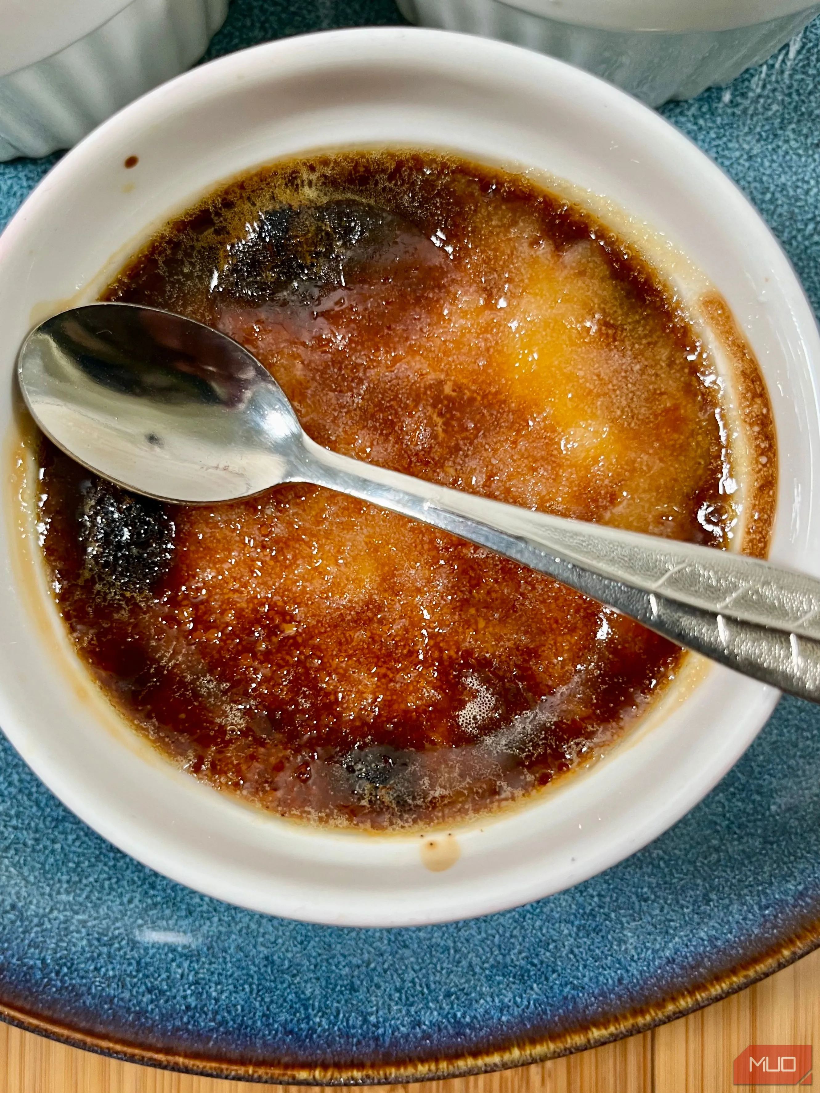 Món kem cháy (Creme Brûlée) được chụp với ánh sáng tự nhiên rực rỡ, tôn lên màu sắc và độ bóng