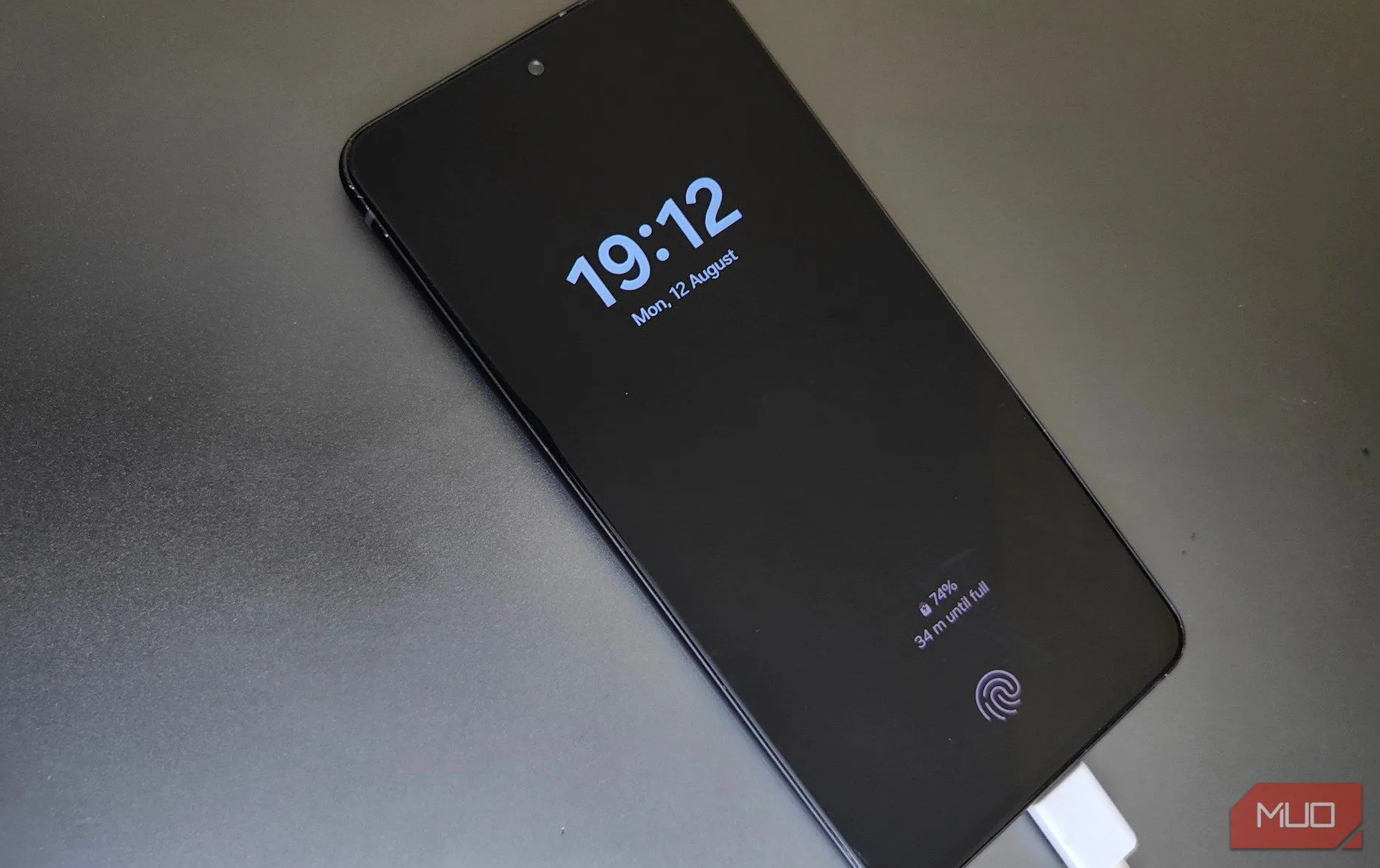 Một chiếc điện thoại Samsung đang sạc trên bàn, cho thấy tốc độ sạc chậm