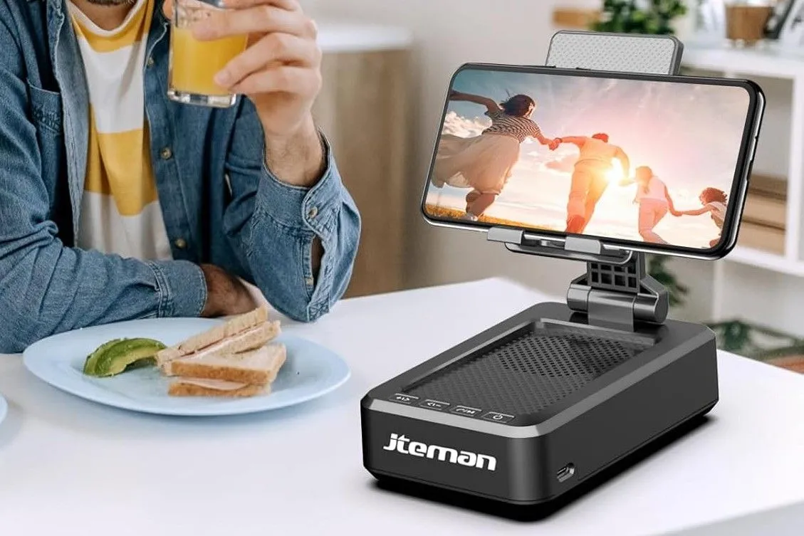 Một chiếc iPhone đặt trên dock loa màu trắng, thể hiện khả năng kết hợp iPhone cũ với loa thường để tạo thành loa thông minh