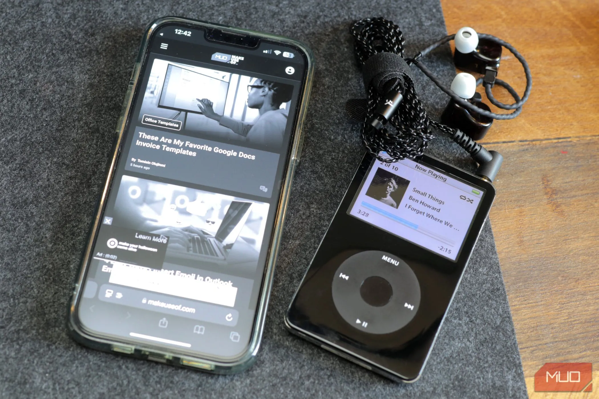 Một chiếc iPhone với màn hình đơn sắc trên bàn, minh họa cách biến iPhone cũ thành thiết bị nghe nhạc chuyên dụng như iPod