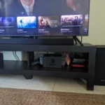 Một chiếc soundbar và loa siêu trầm hiện đại được đặt cùng nhau, minh họa hệ thống âm thanh giải trí gia đình.