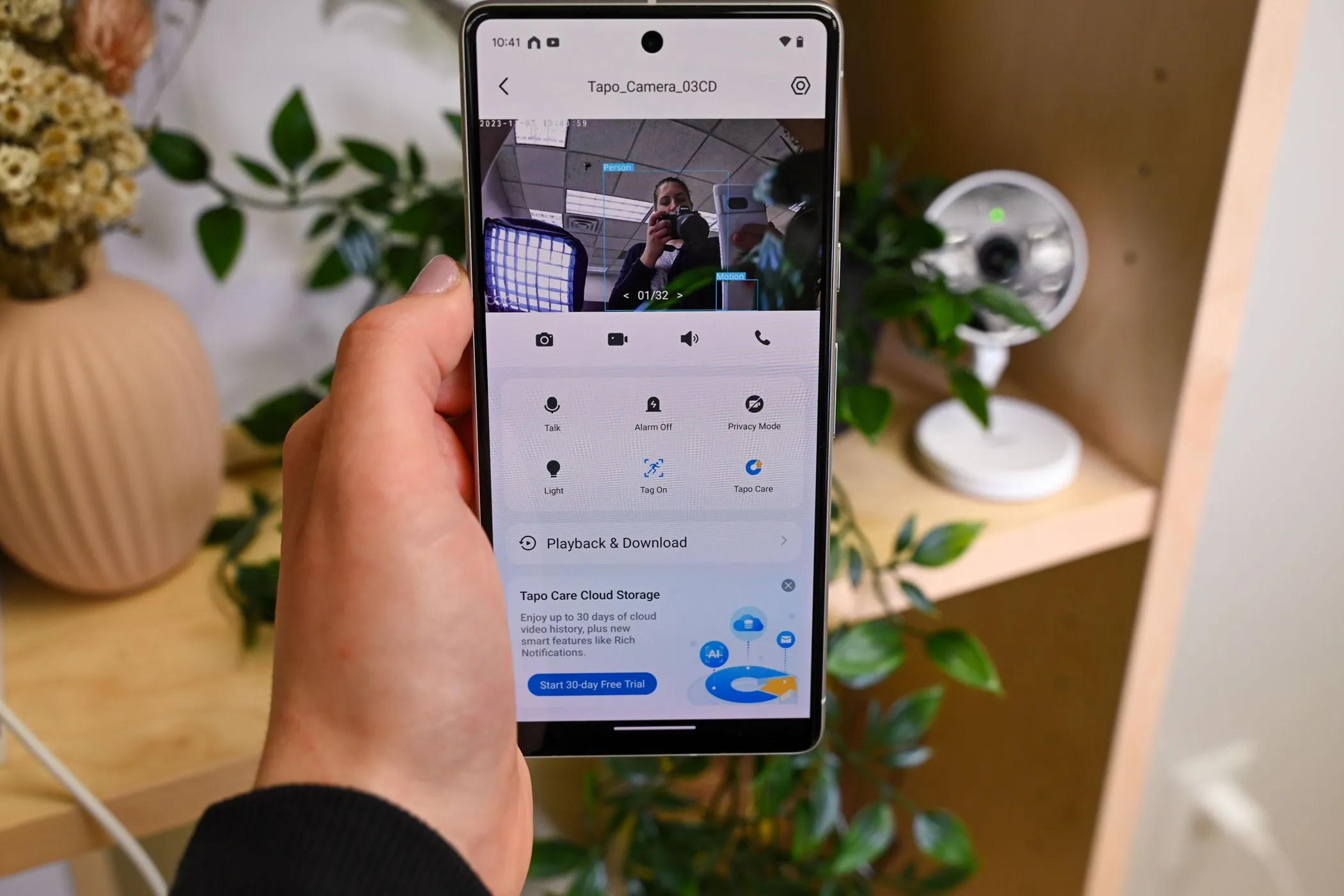 Một điện thoại Android cũ đang hiển thị giao diện ứng dụng camera an ninh để giám sát nhà cửa hoặc em bé