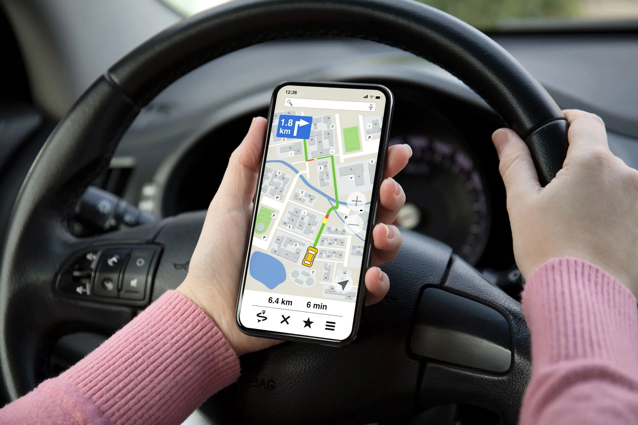 Một người phụ nữ đang sử dụng ứng dụng bản đồ trên điện thoại Android trong xe, minh họa việc tái sử dụng điện thoại cũ làm thiết bị định vị GPS