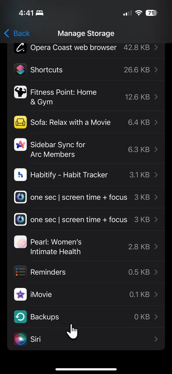 Mục Sao lưu trong cài đặt quản lý dung lượng iCloud, nơi người dùng có thể xem và xóa các bản sao lưu cũ của thiết bị iPhone hoặc iPad.