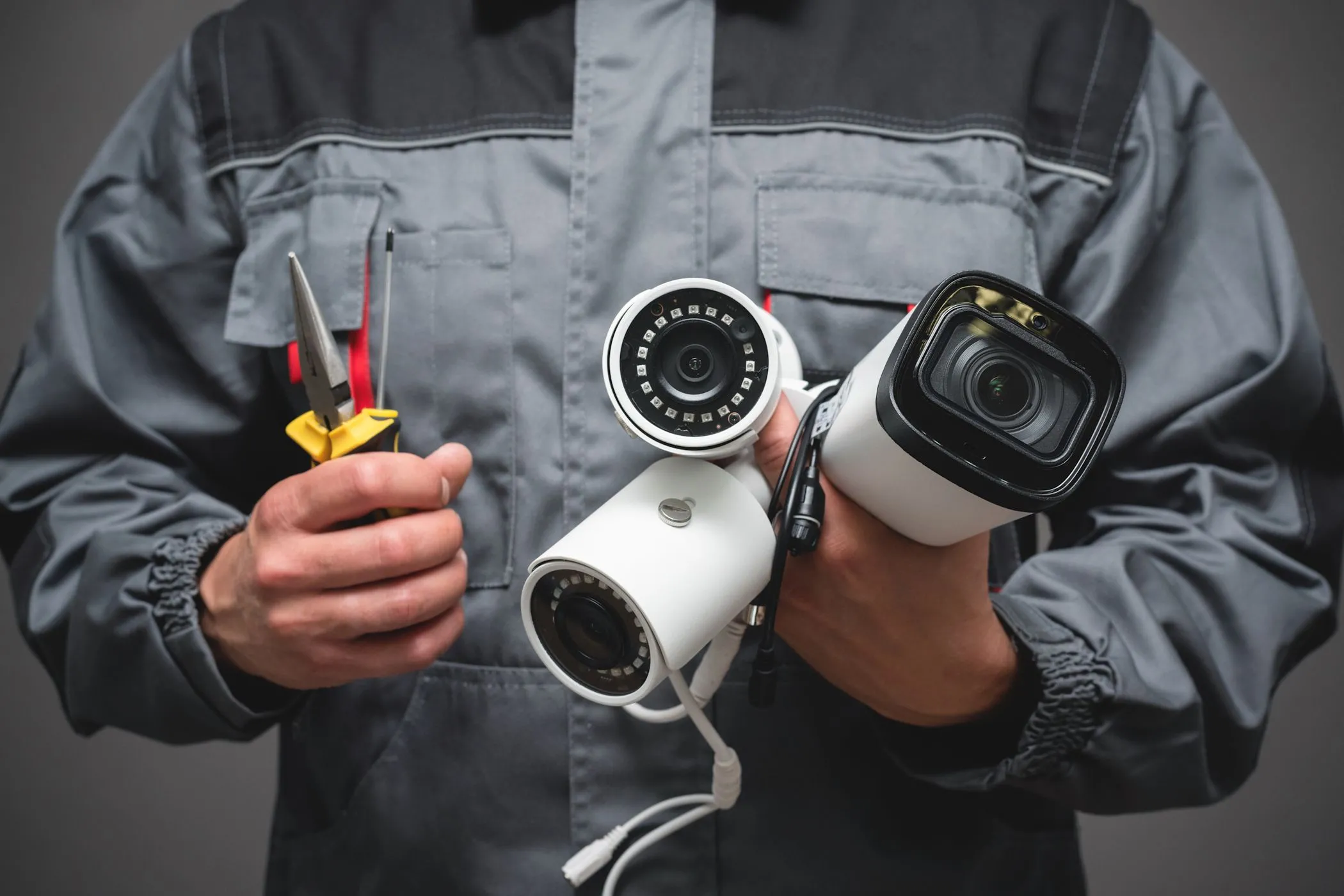 Người đàn ông cầm camera an ninh, ẩn dụ cho việc TV thông minh thu thập dữ liệu cá nhân của người dùng