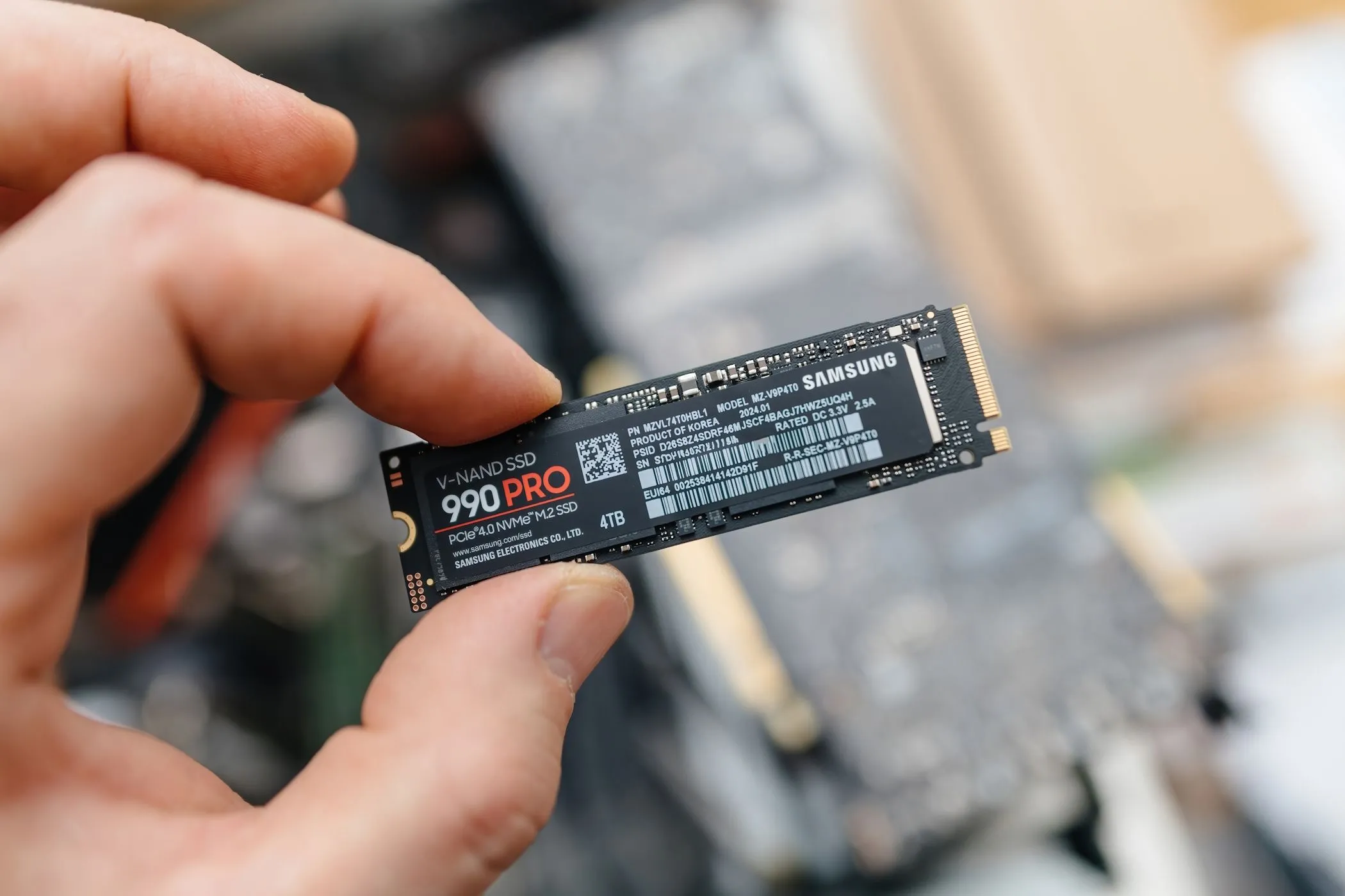 Người đàn ông cầm ổ cứng SSD Samsung 990 Pro NVMe