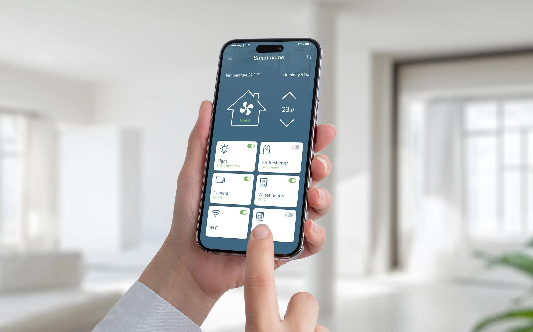 Người đàn ông đang sử dụng iPhone để điều khiển các thiết bị nhà thông minh, minh họa khả năng tái sử dụng iPhone cũ làm trung tâm điều khiển