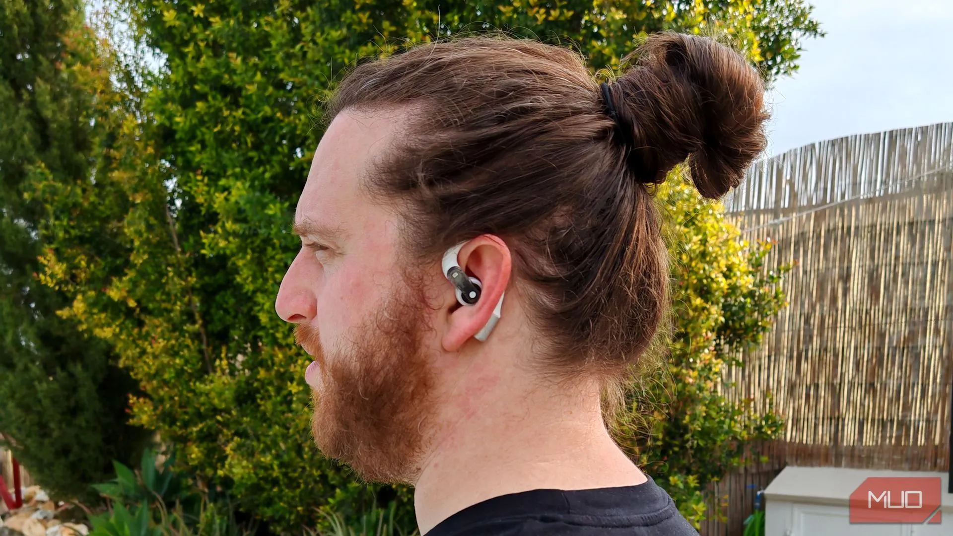 Người đàn ông đeo tai nghe Nothing Ear (open) với móc vành tai rõ ràng