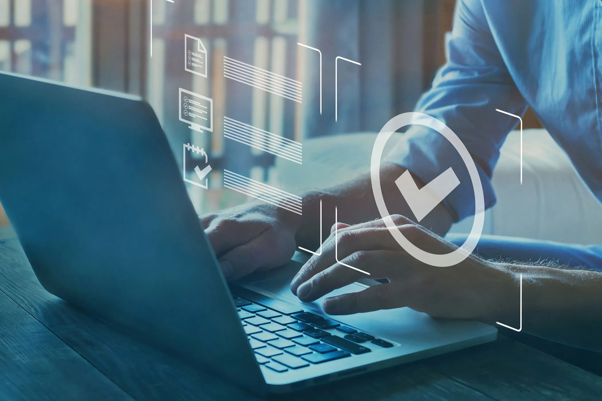 Người đàn ông làm việc trên laptop với dấu tích nổi bật, biểu tượng cho việc đạt được năng suất và tối ưu hóa hệ thống ghi chú hiệu quả.