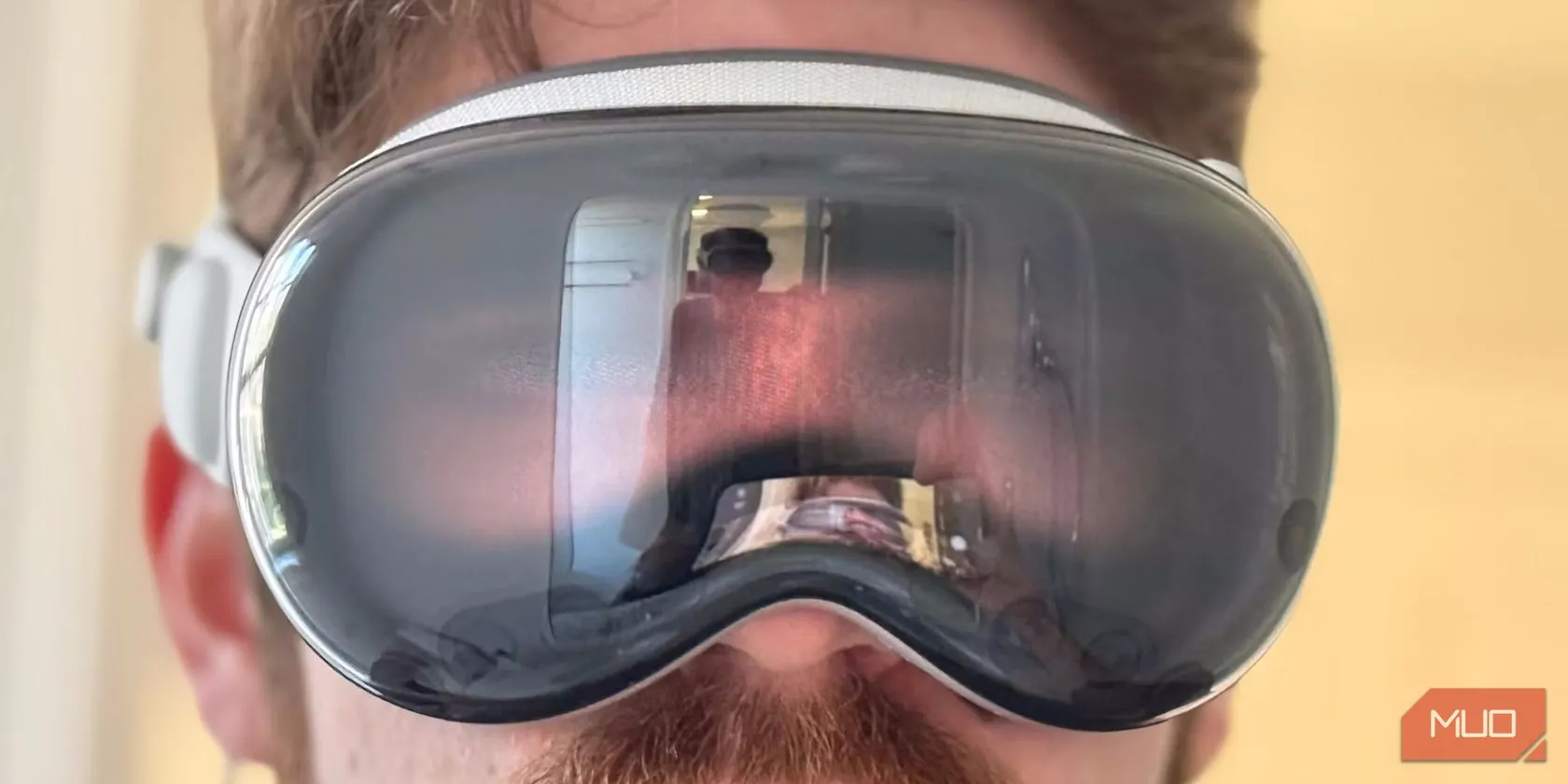 Người đàn ông trải nghiệm tai nghe thực tế hỗn hợp Apple Vision Pro trong môi trường cá nhân.