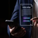 Người dùng Android cầm điện thoại hiển thị lựa chọn quản lý cookie để bảo vệ quyền riêng tư trực tuyến