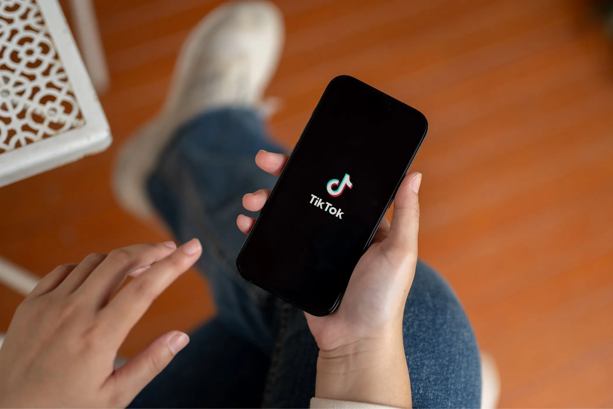 Người dùng cầm điện thoại với logo ứng dụng TikTok, minh họa rủi ro bảo mật dữ liệu mạng xã hội