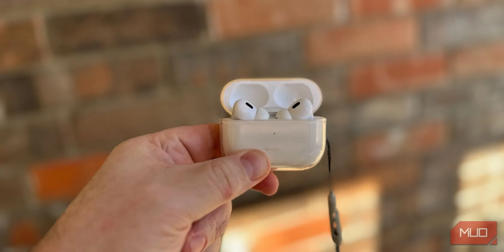 Người dùng cầm hộp sạc AirPods Pro, minh họa tính di động và giá trị kinh tế của dòng tai nghe này.