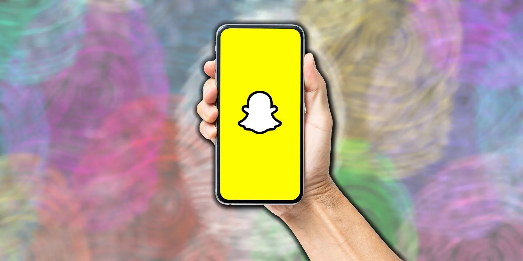 Người dùng đang cầm điện thoại hiển thị ứng dụng Snapchat, minh họa việc thu thập thông tin vị trí và tin nhắn