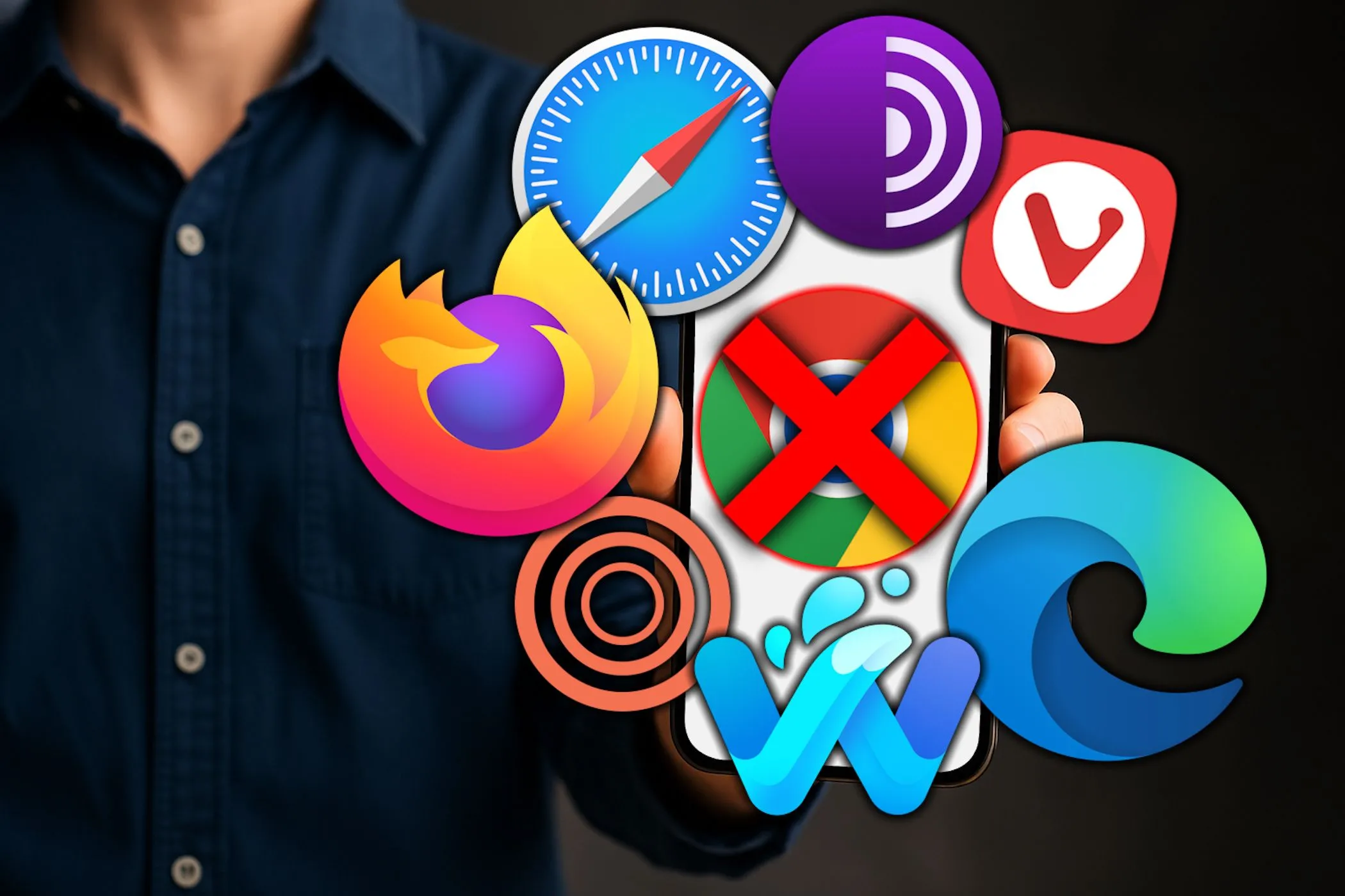 Người dùng đang cầm smartphone với biểu tượng trình duyệt Chrome bị gạch bỏ và các logo trình duyệt khác, thể hiện sự so sánh hiệu năng pin giữa các trình duyệt iPhone