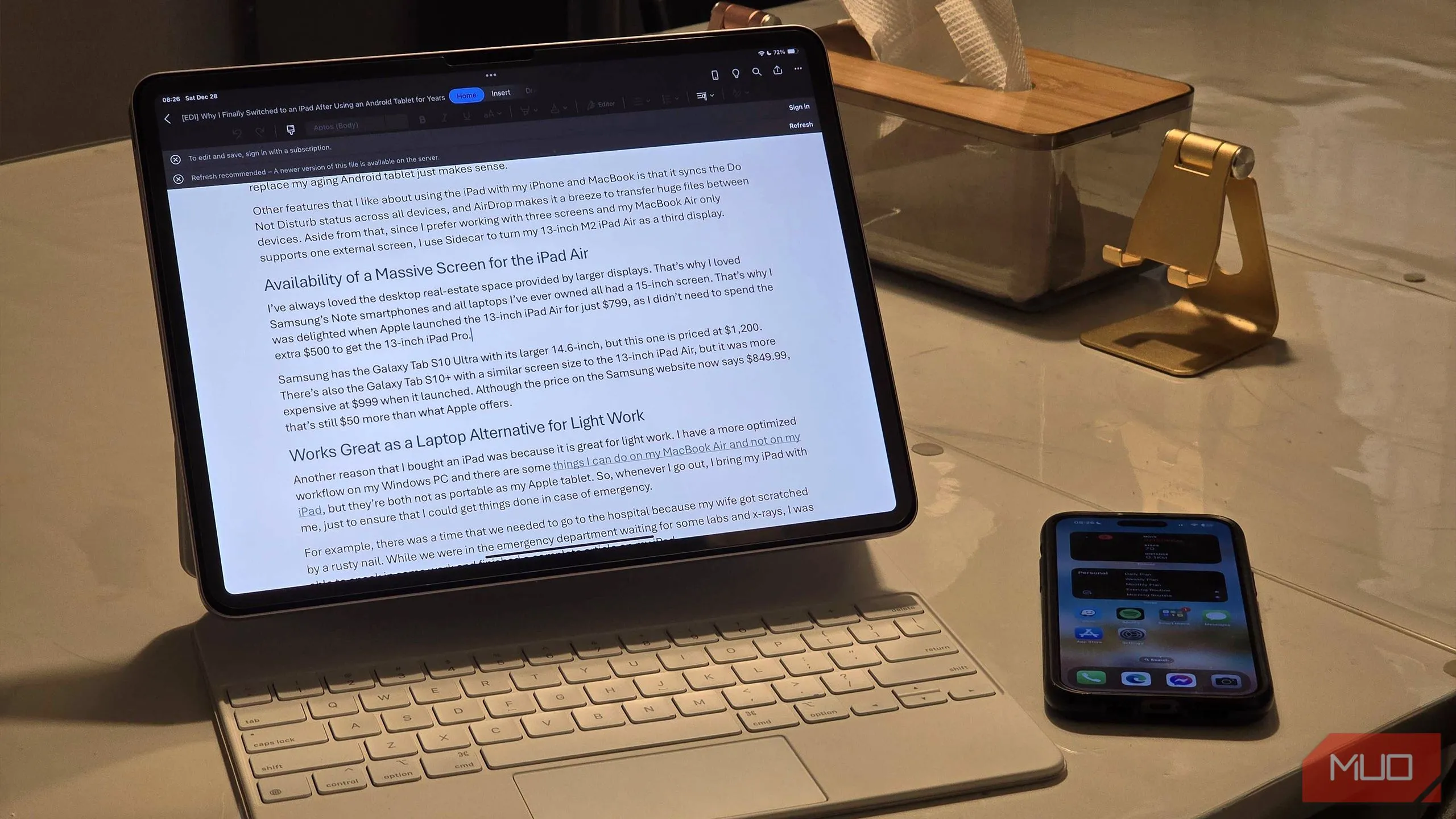 Người dùng đang làm việc trên iPad Air với bàn phím gắn ngoài trong không gian thoải mái, thể hiện khả năng làm việc di động.