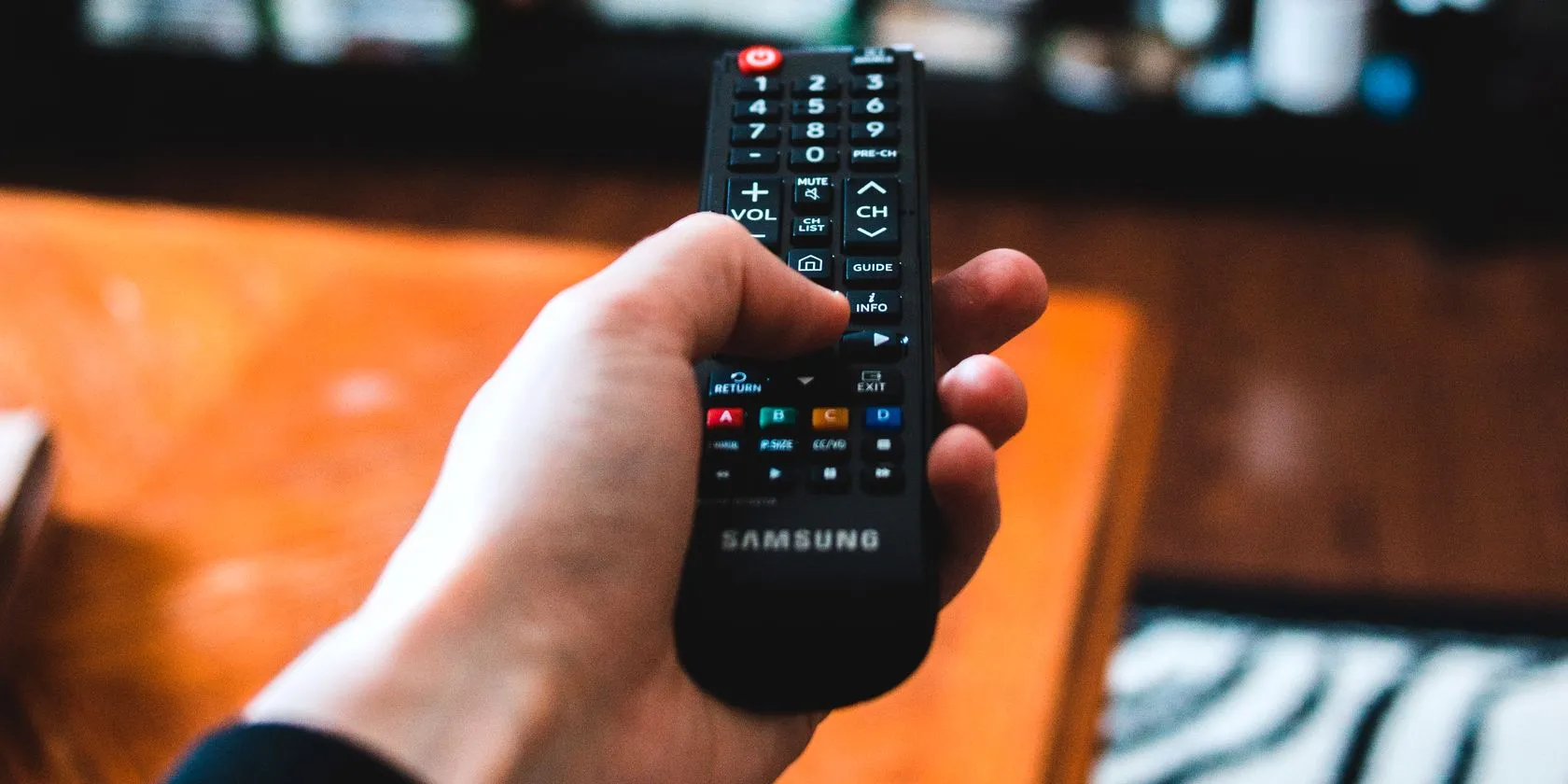 Người dùng điều khiển TV bằng điện thoại thông minh, minh họa tính năng IR blaster.