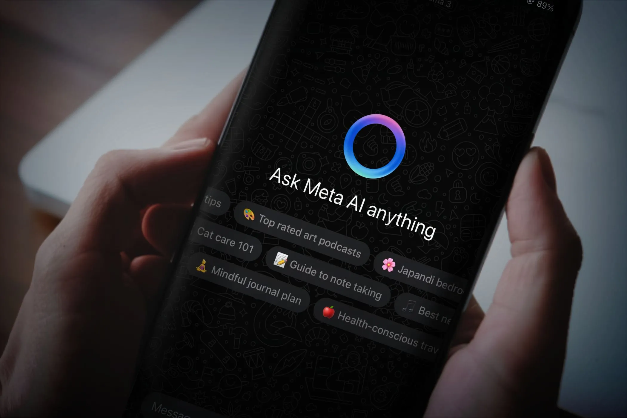 Người dùng tương tác với chatbot Meta AI trên màn hình điện thoại, minh họa nguy cơ rò rỉ dữ liệu cá nhân trên WhatsApp
