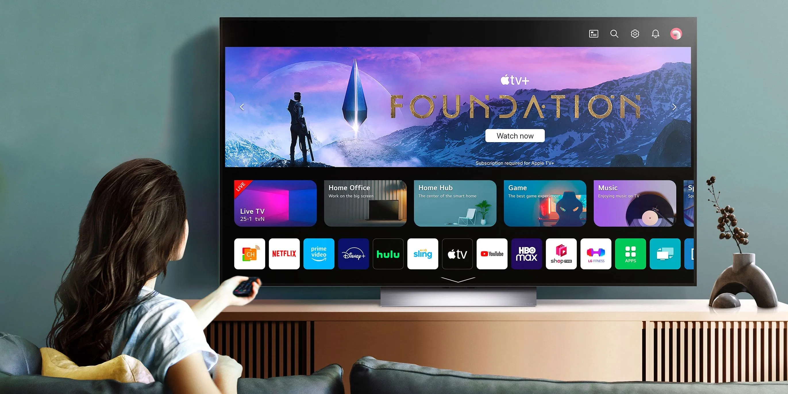 Người phụ nữ xem phim trên TV LG OLED Evo, trải nghiệm hình ảnh chất lượng cao và màu đen sâu