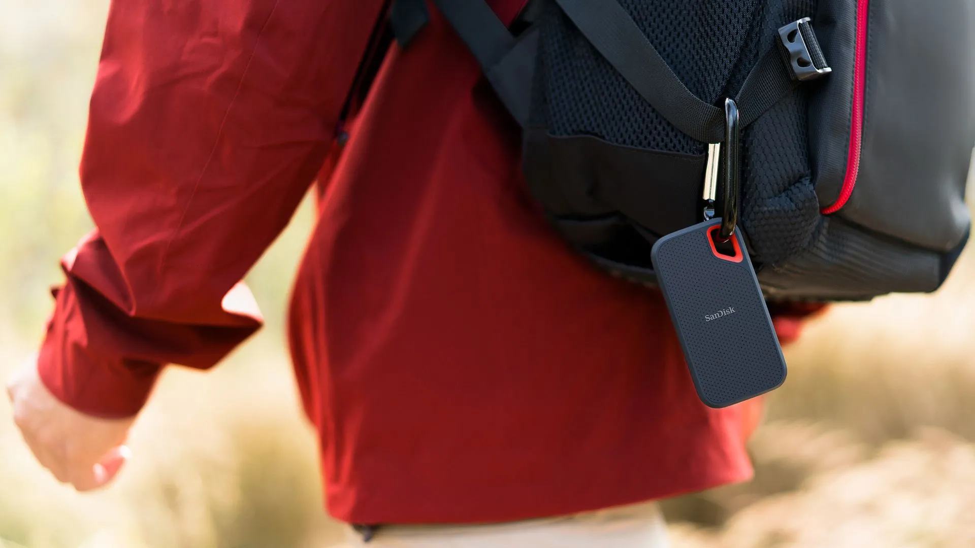 Người sáng tạo sử dụng SanDisk Extreme Portable SSD 8TB khi di chuyển, tiện lợi gắn vào ba lô
