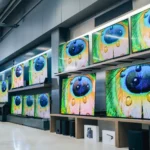 Nhiều mẫu Smart TV 4K được trưng bày tại cửa hàng, minh họa sự đa dạng lựa chọn khi mua sắm