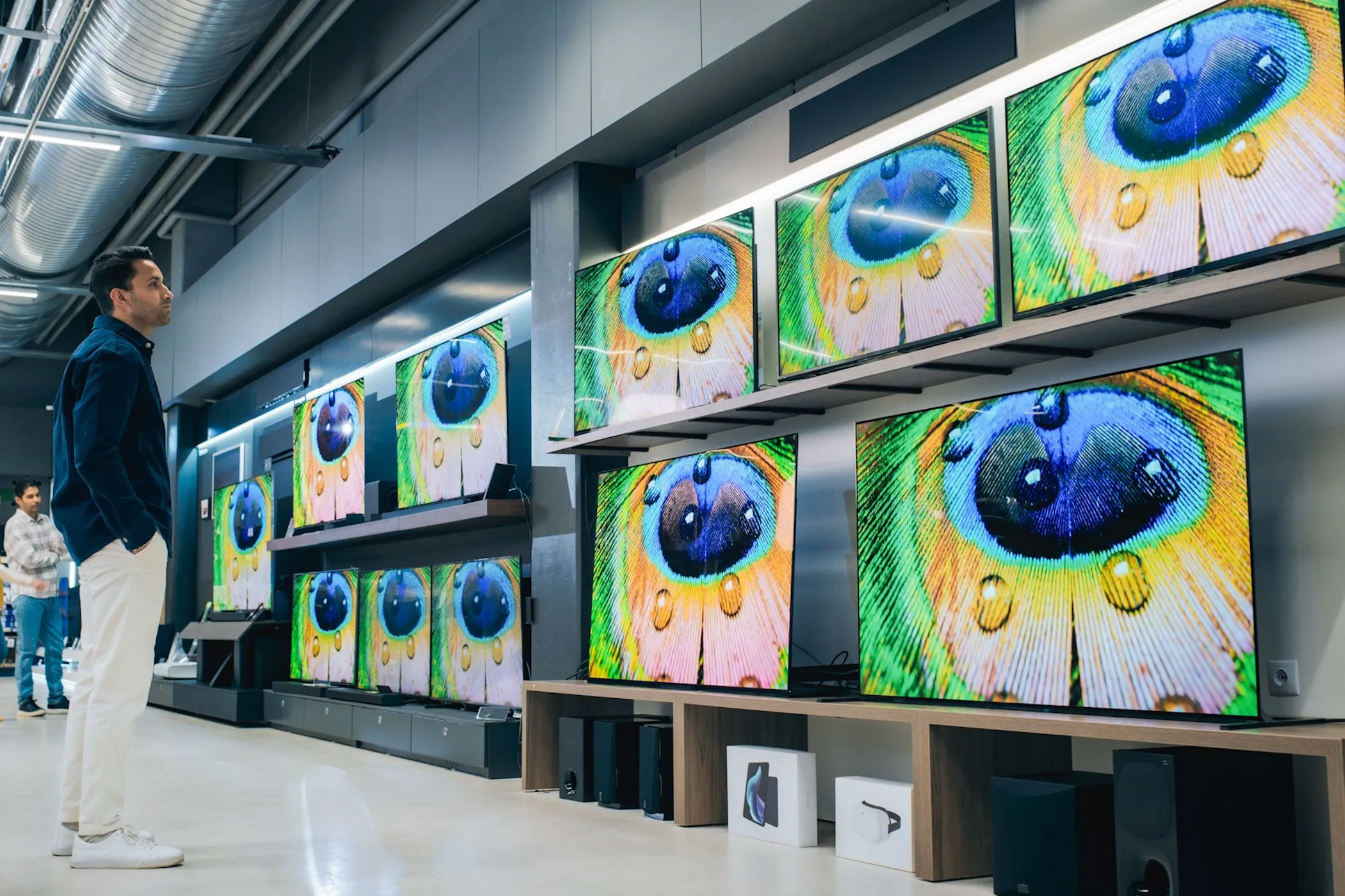 Nhiều mẫu Smart TV 4K được trưng bày tại cửa hàng, minh họa sự đa dạng lựa chọn khi mua sắm