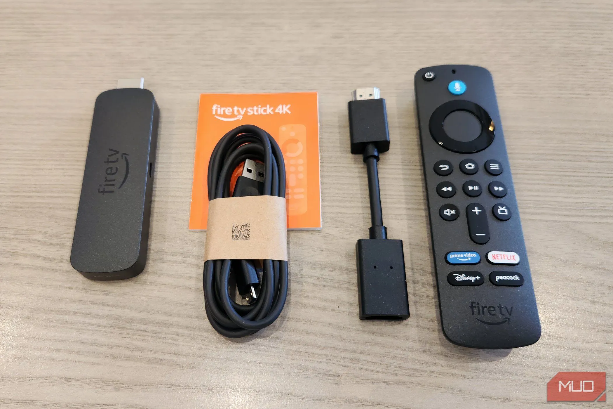 Nội dung hộp của Amazon Fire TV Stick và các phụ kiện đi kèm.
