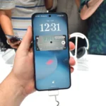 Nothing Phone 3 với mặt trước hiển thị trong tay người dùng